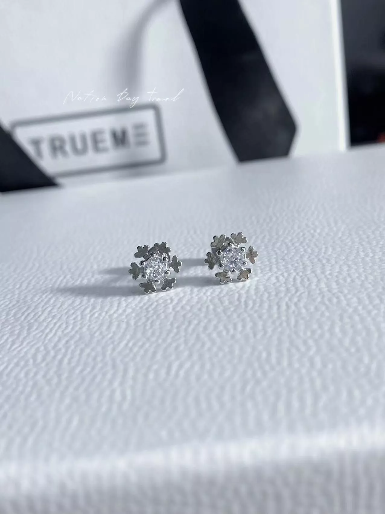 甜美小巧鑲嵌鋯石雪花耳環