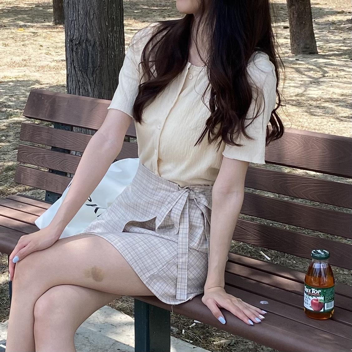 清新甜美排釦捲邊上衣