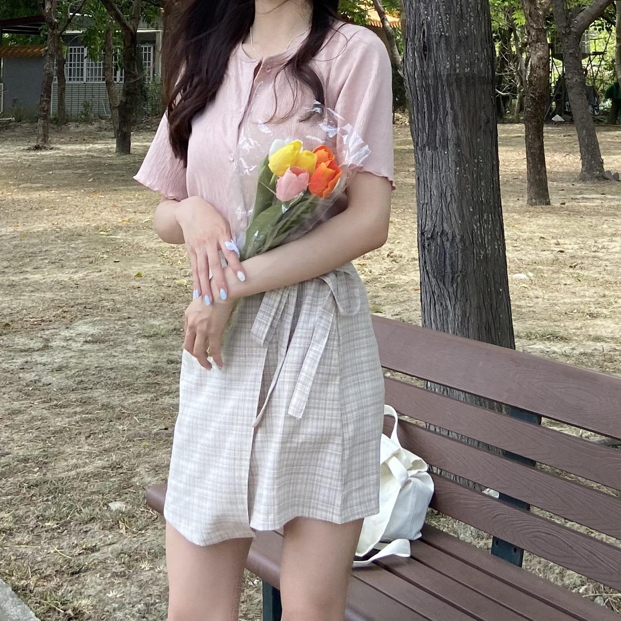 清新甜美排釦捲邊上衣