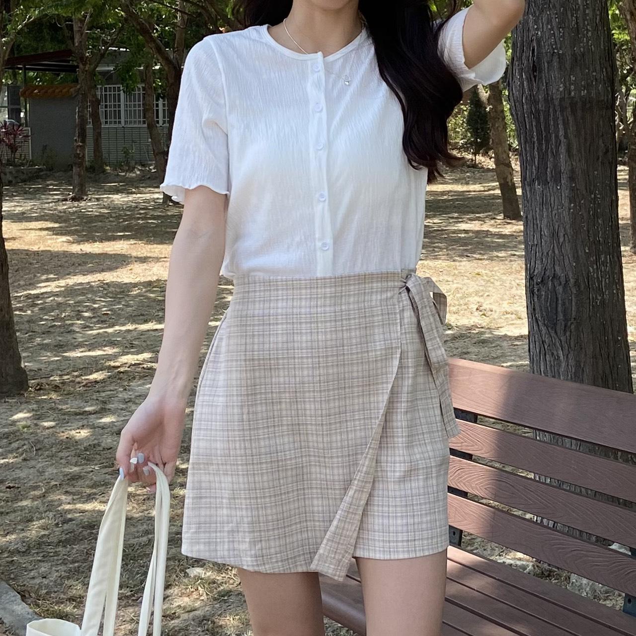 清新甜美排釦捲邊上衣