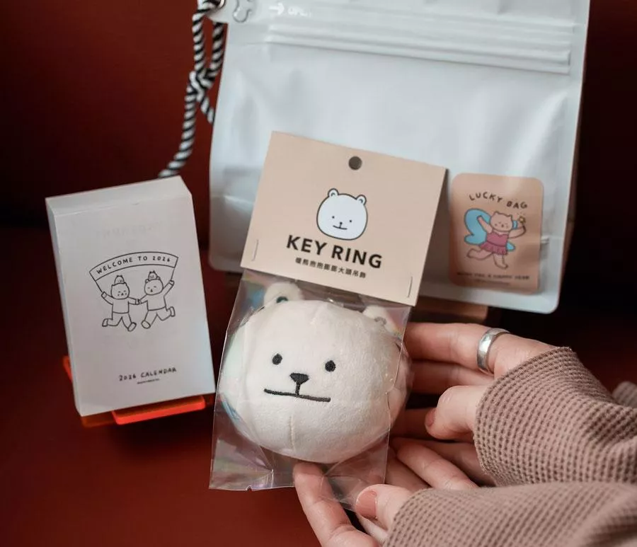 2025聖誕福袋（暖熊抱抱膨膨大頭吊飾 x 2026撕撕日曆）