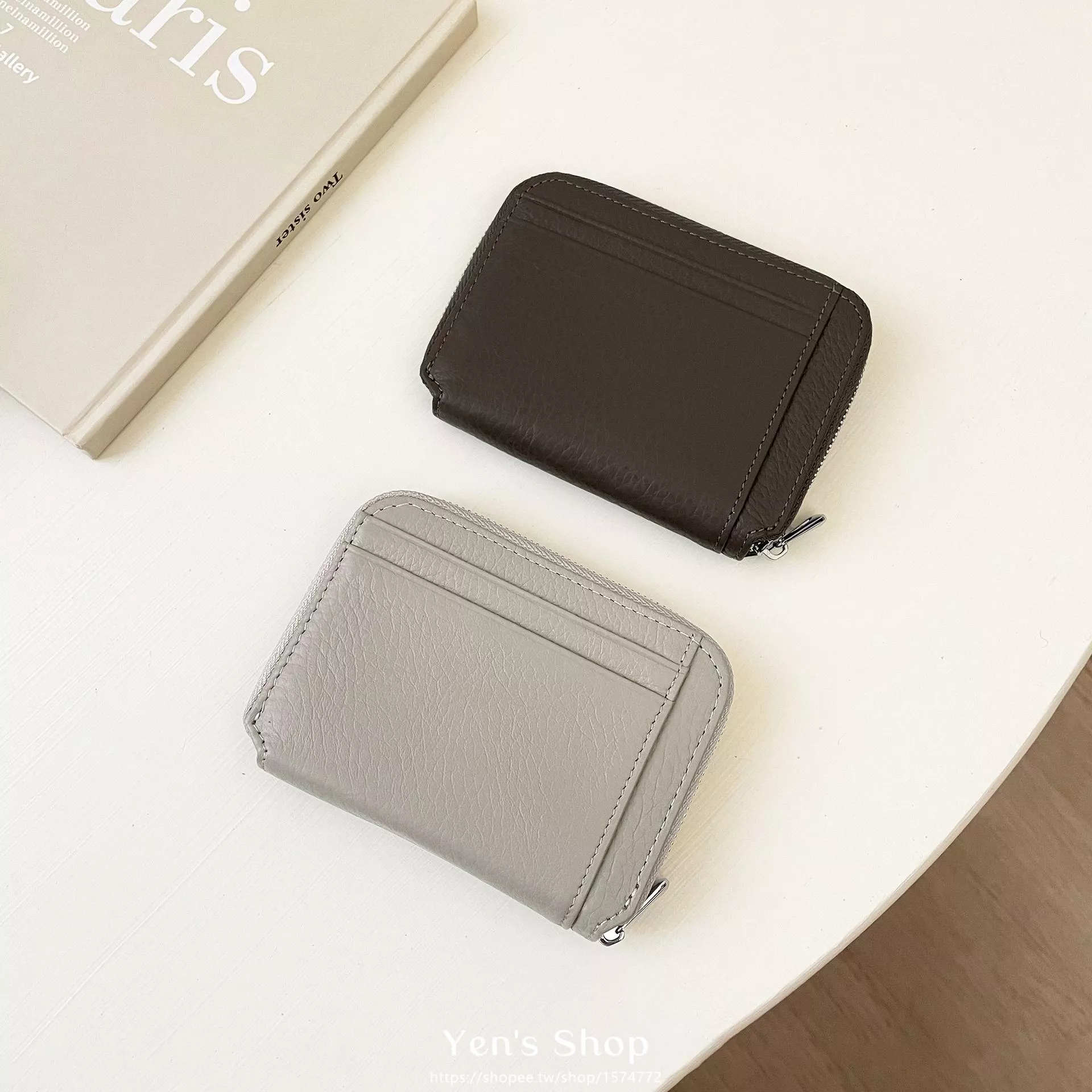 素色荔枝紋8卡層拉鍊短夾 母錢包 多卡高效收納 男女適用 上班通勤/日常出遊必備｜Yen's Shop