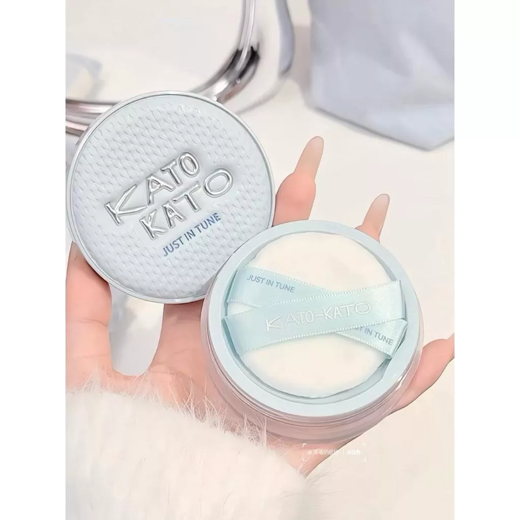 💦🩵乾皮定妝舒適區！添加50%水精華！KATO恰好合拍秋冬限定精華沁水散粉✨