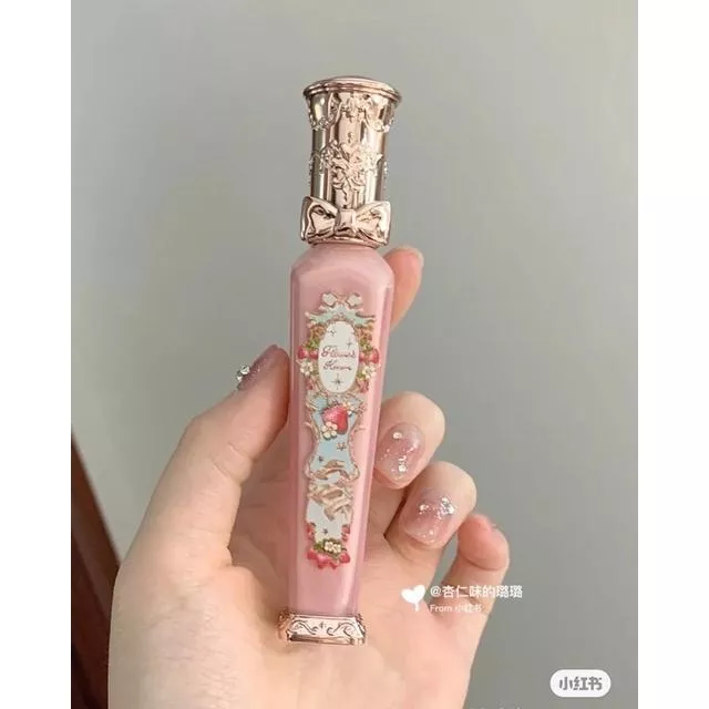 花知曉草莓洛可可雲朵唇霜🎀｜不拔乾不顯唇紋的宮廷風口紅我真是第一次見