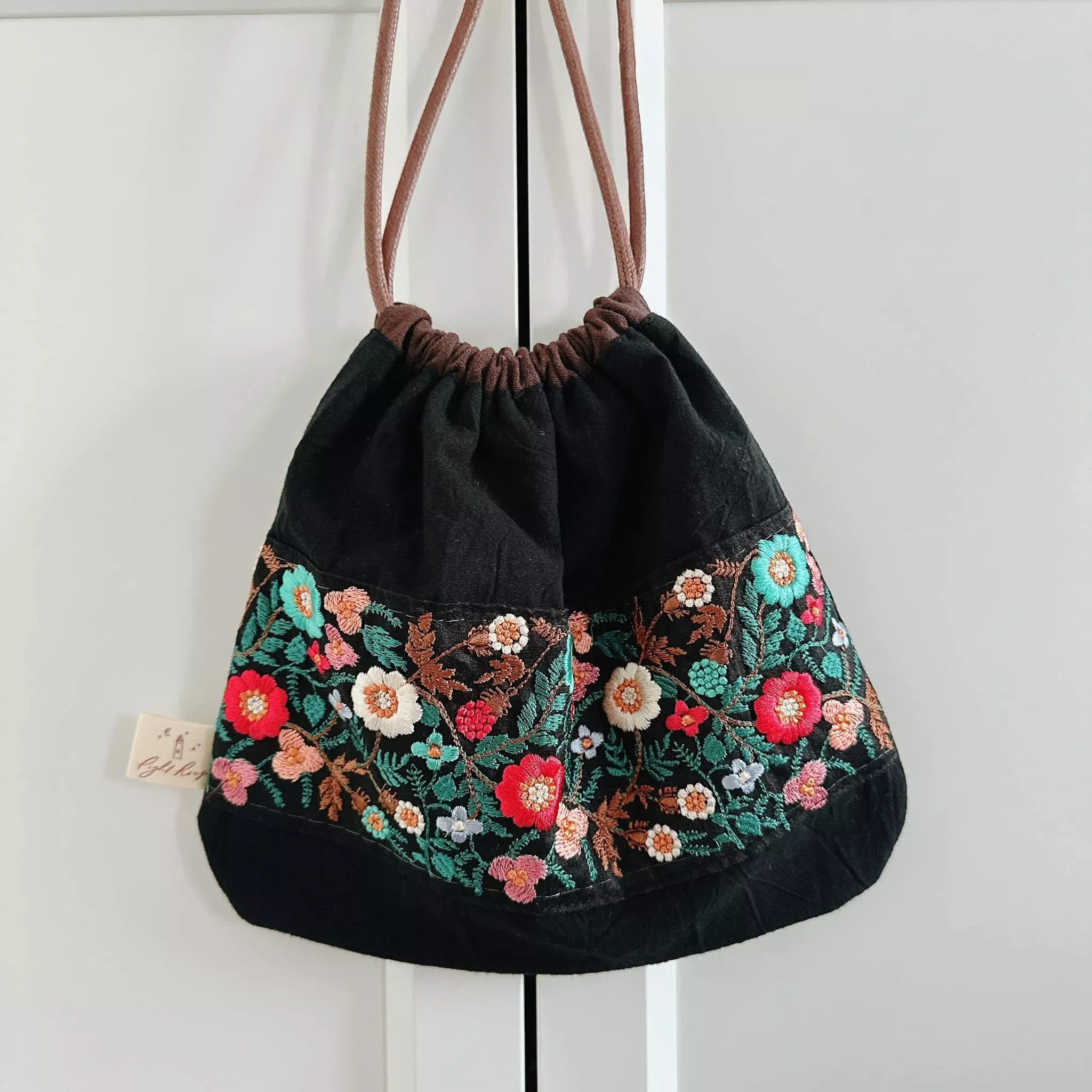 花花世界_限量刺繡_蠟繩束口袋（剩黑）
