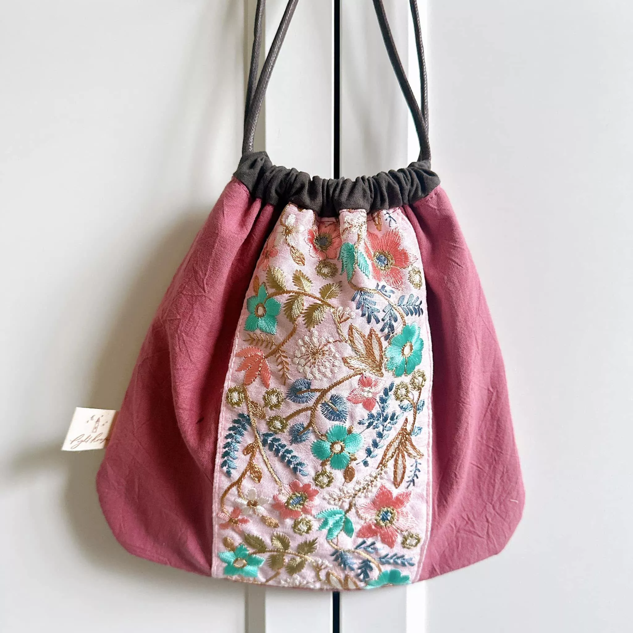 棗泥_限量刺繡_蠟繩束口袋