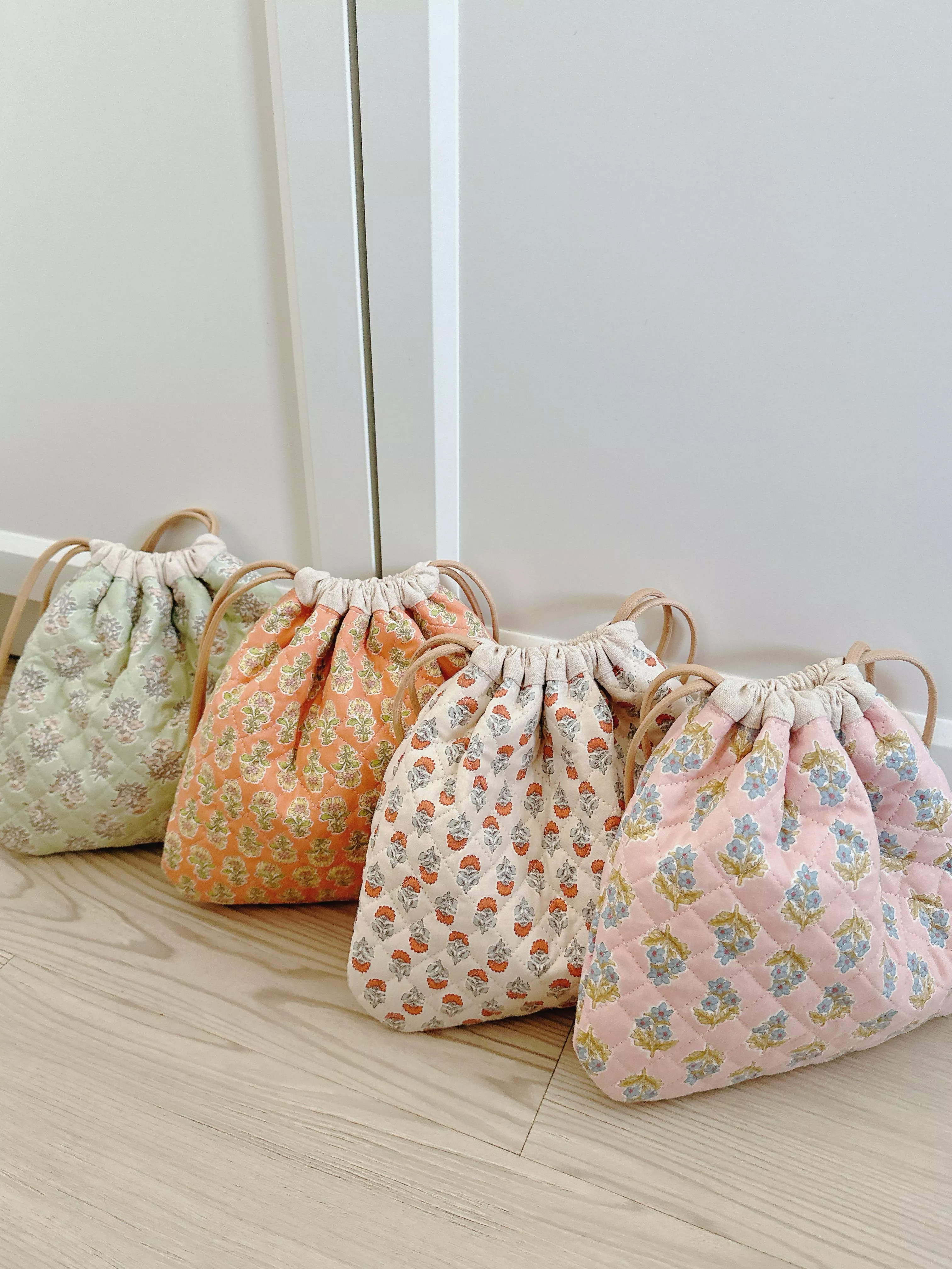 韓國選布|粉暮藍語·橙光花徑·萬壽菊影·橄欖綠影_蠟繩束口袋 韓國選布|粉暮藍語·橙光花徑·萬壽菊影·橄欖綠影_蠟繩束口袋