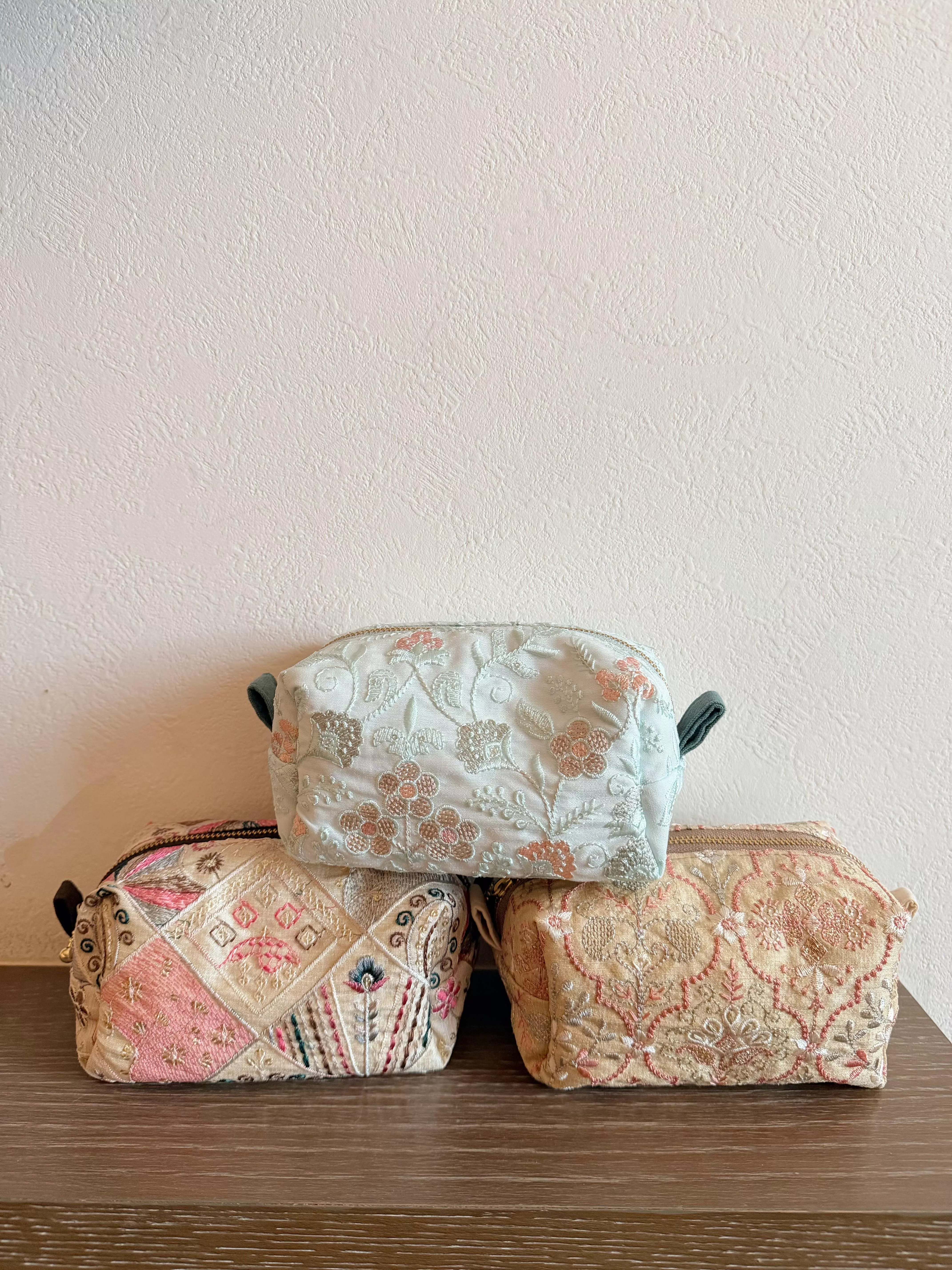 ［全刺繡布料］冬日刺繡・三色限定｜薑糖金・霜薄荷・奶霜拼布_化妝收納包（拉鍊顏色隨機）
