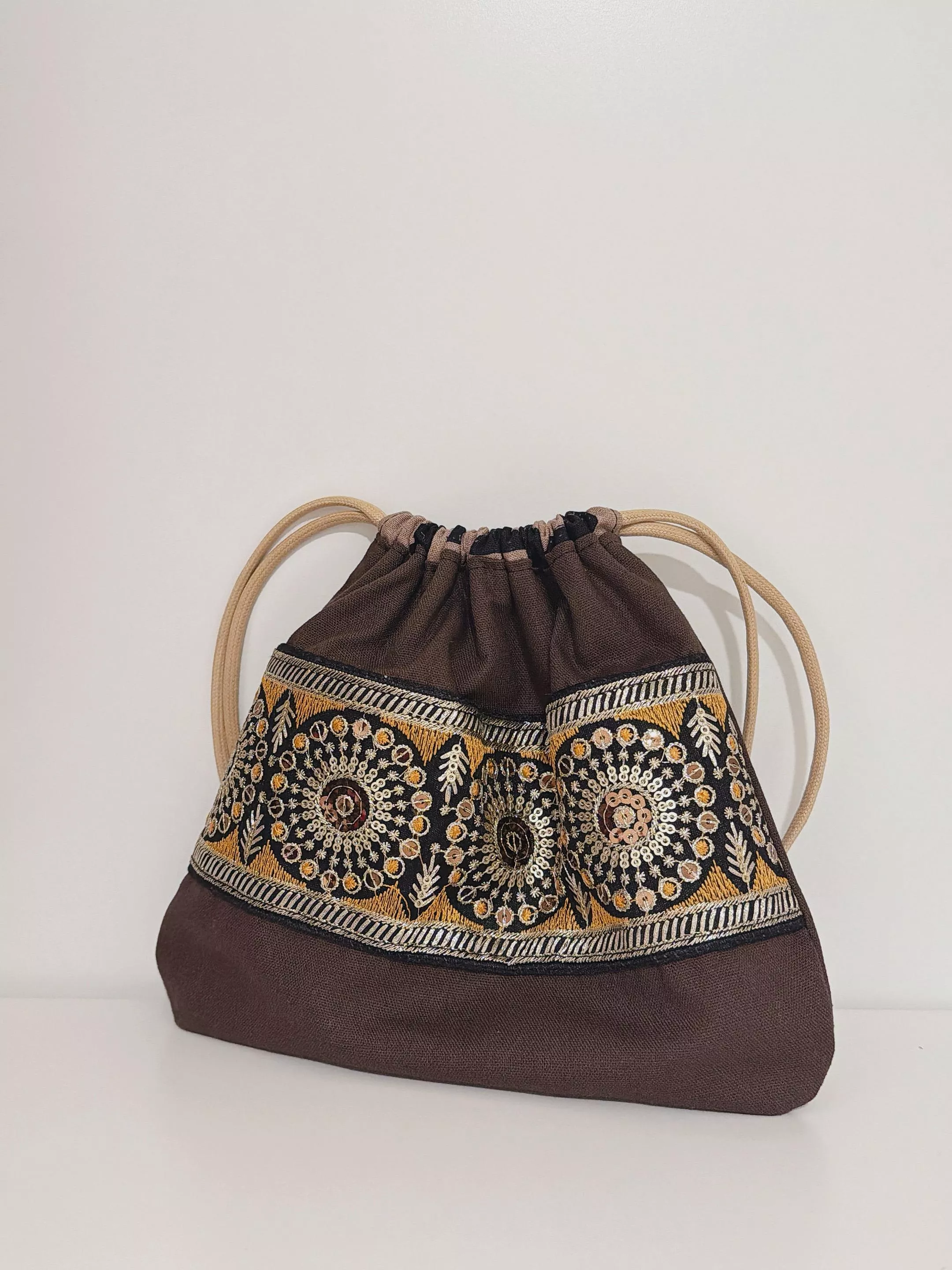 ［京都刺繡］古城織紋・蠟繩束口袋（剩墨金）