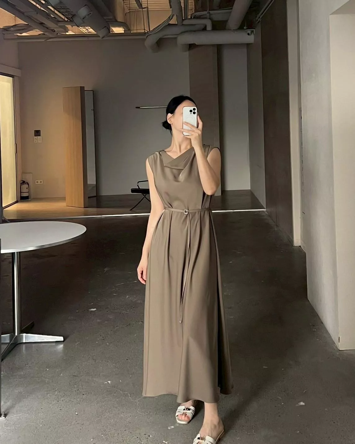 緞面珠光羅馬領洋裝