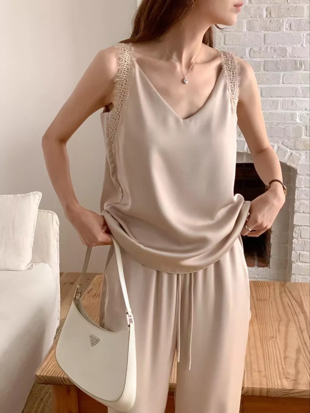 美肩交錯蕾絲緞面背心