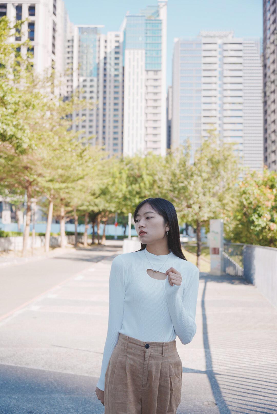 小性感半高領前縷空上衣 / 白