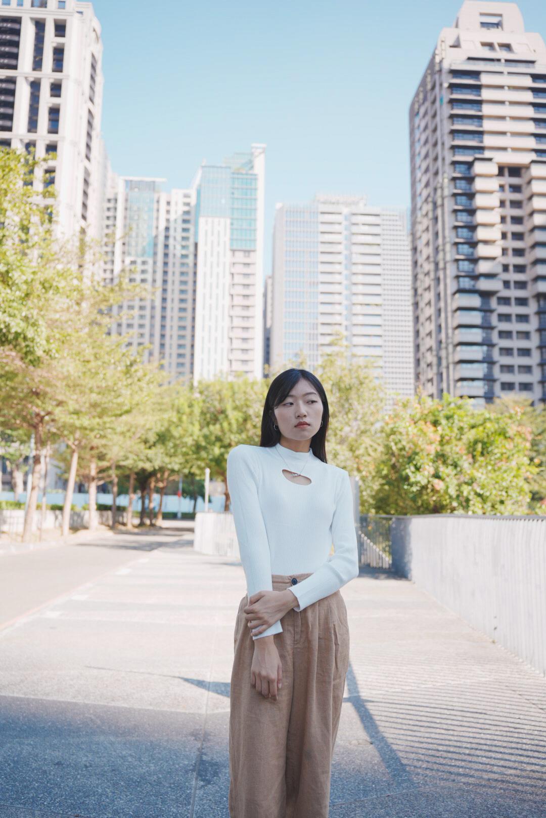 小性感半高領前縷空上衣 / 白