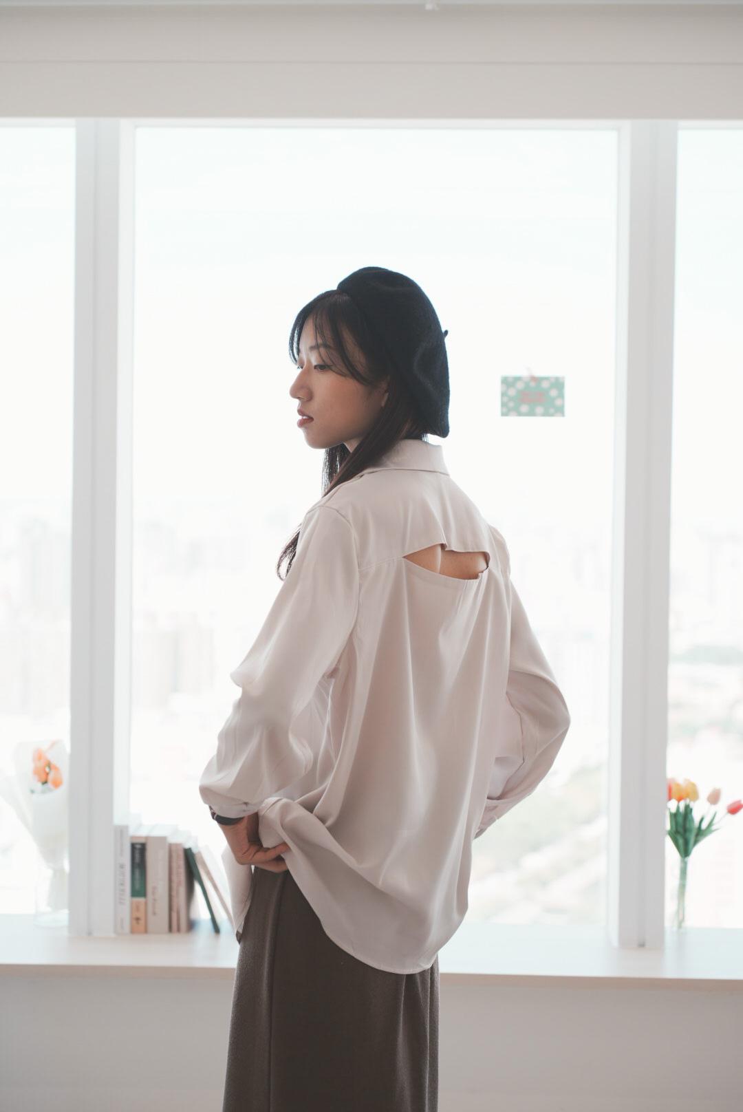 後挖背寬鬆緞面襯衫 / 杏