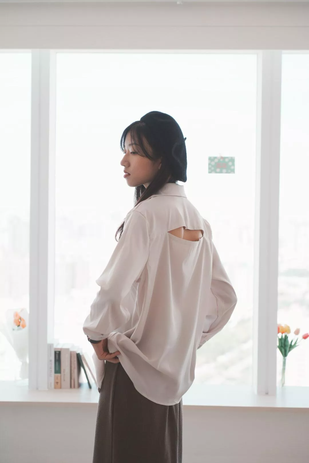後挖背寬鬆緞面襯衫 / 杏