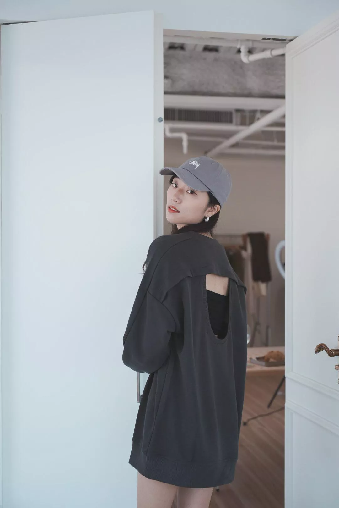 oversize露背個性綿長袖上衣