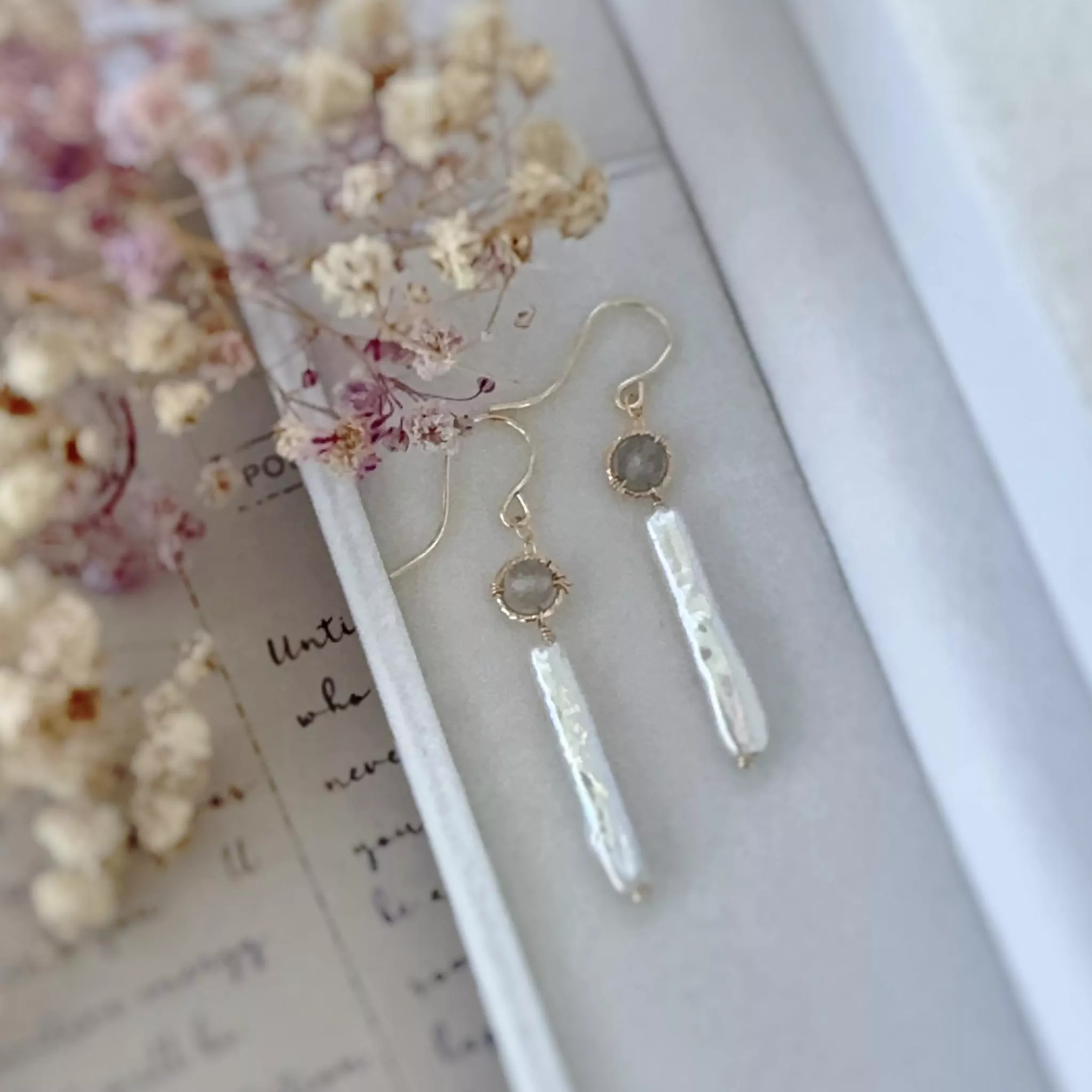 14KGF ❘ 【月光柔語】天然珍珠條耳勾