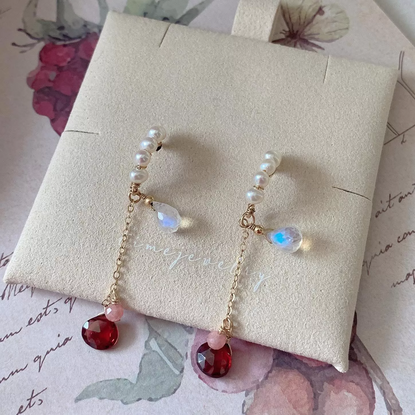 14KGF  ❘ 月光石 × 石榴石 × 珍珠垂墜耳環