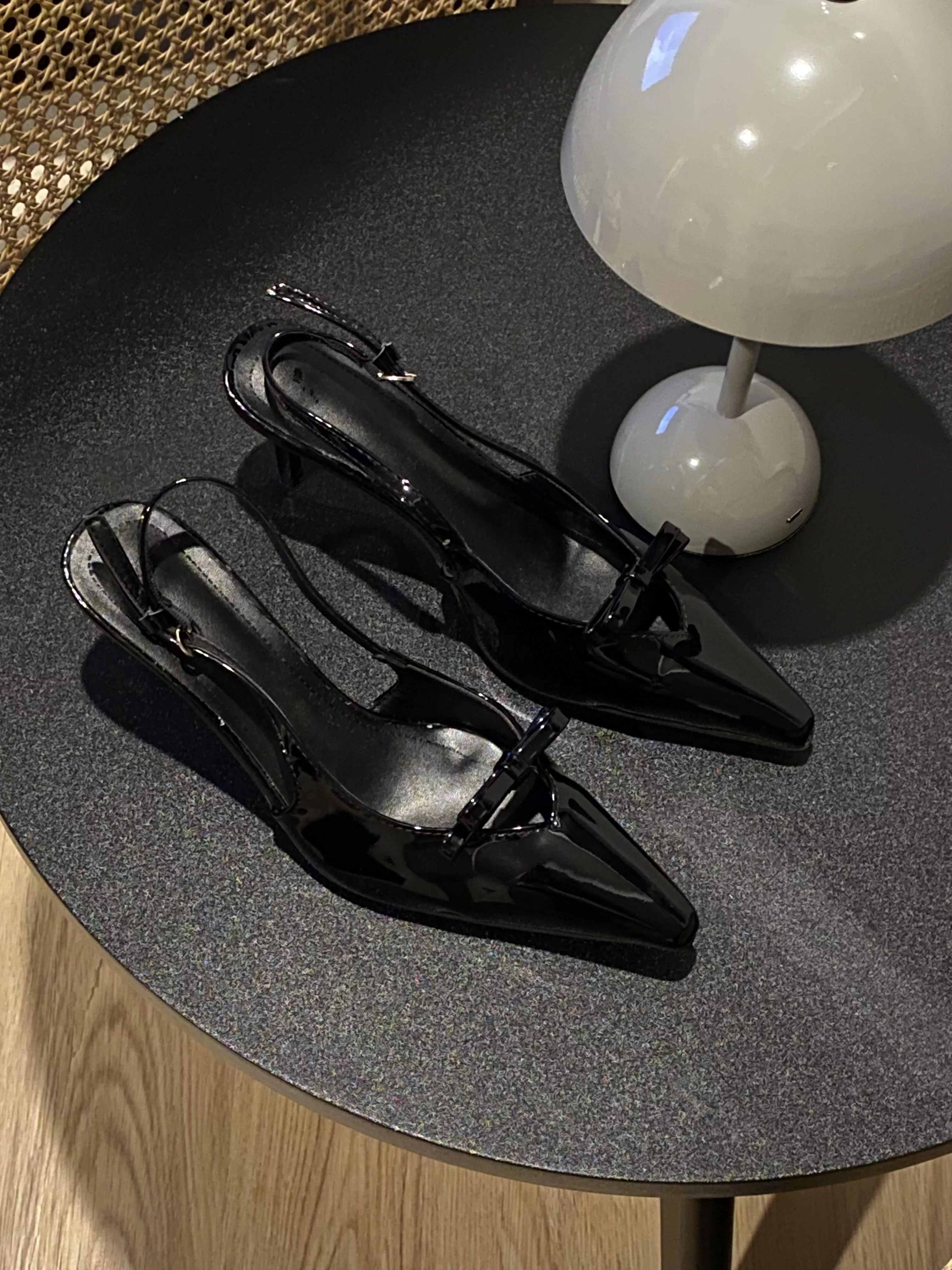 蝴蝶結漆皮尖頭高跟鞋