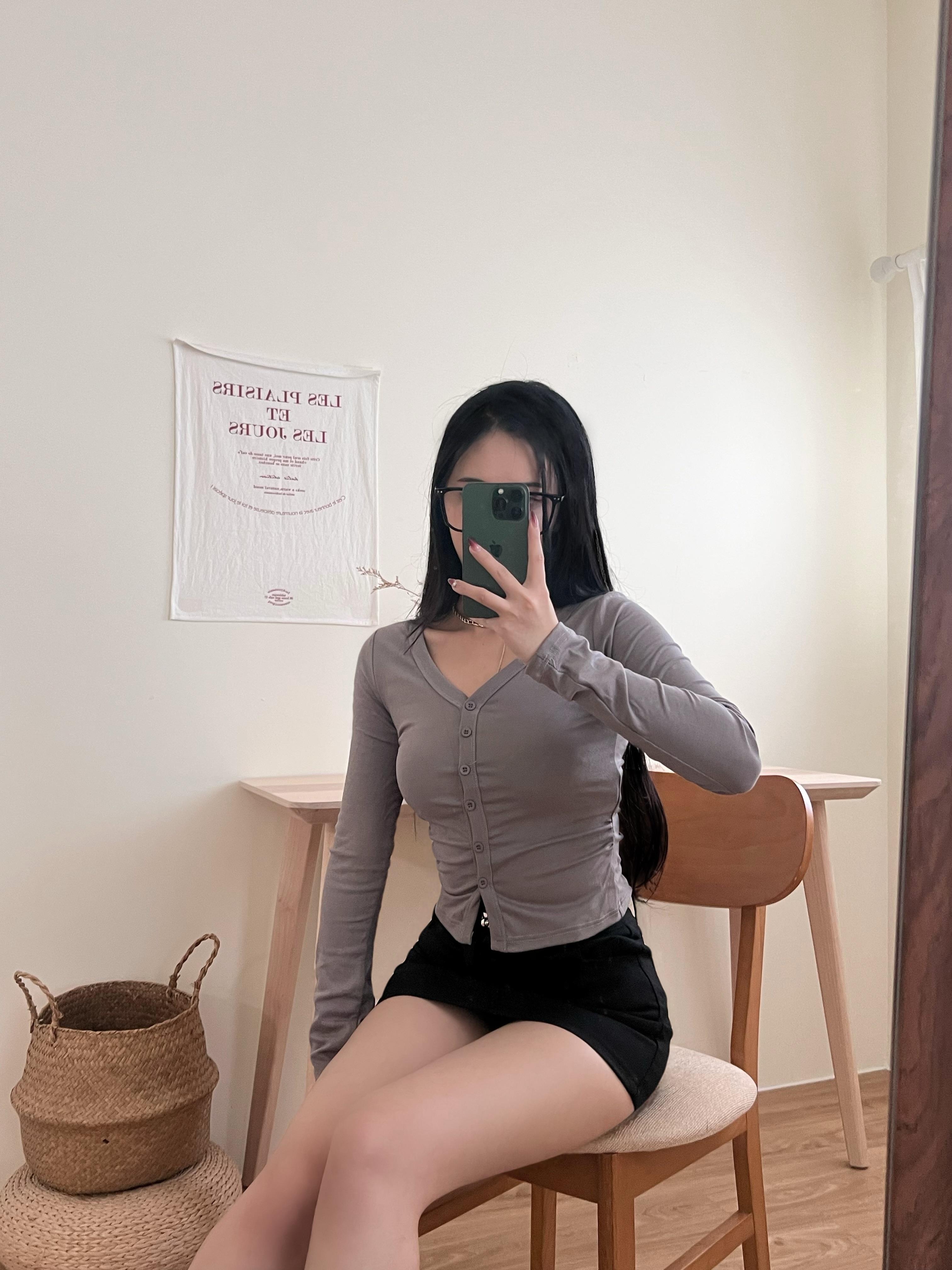 純欲網感少女排扣上衣