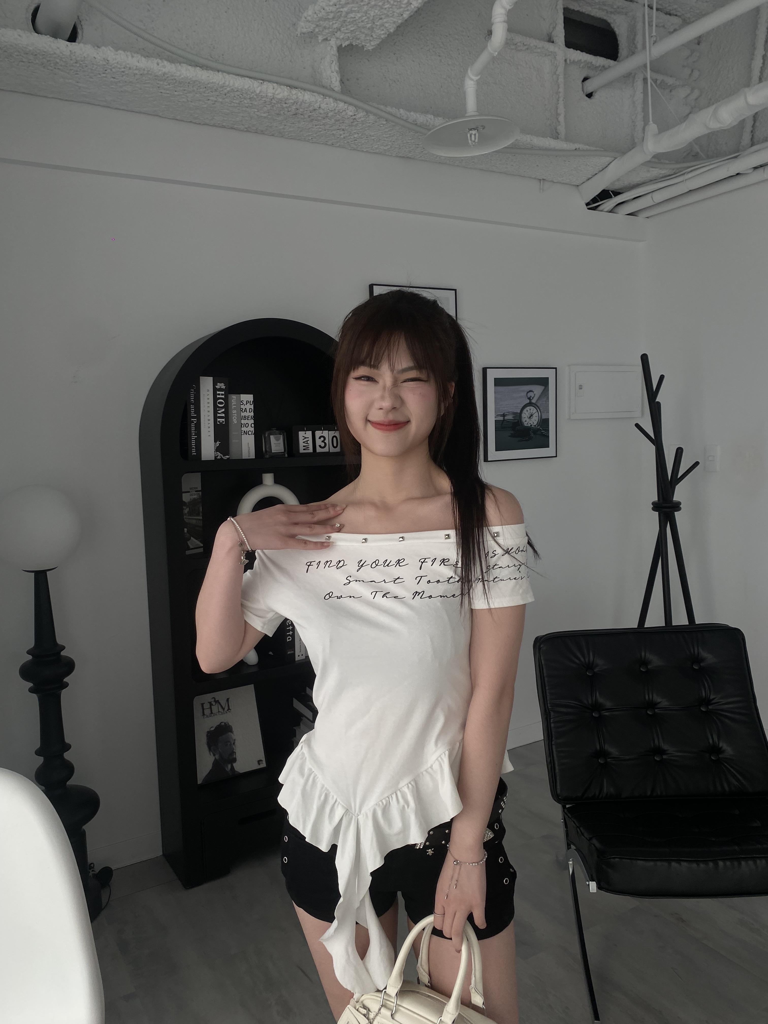 現貨+預購｜復古斜領盪擺設計感上衣