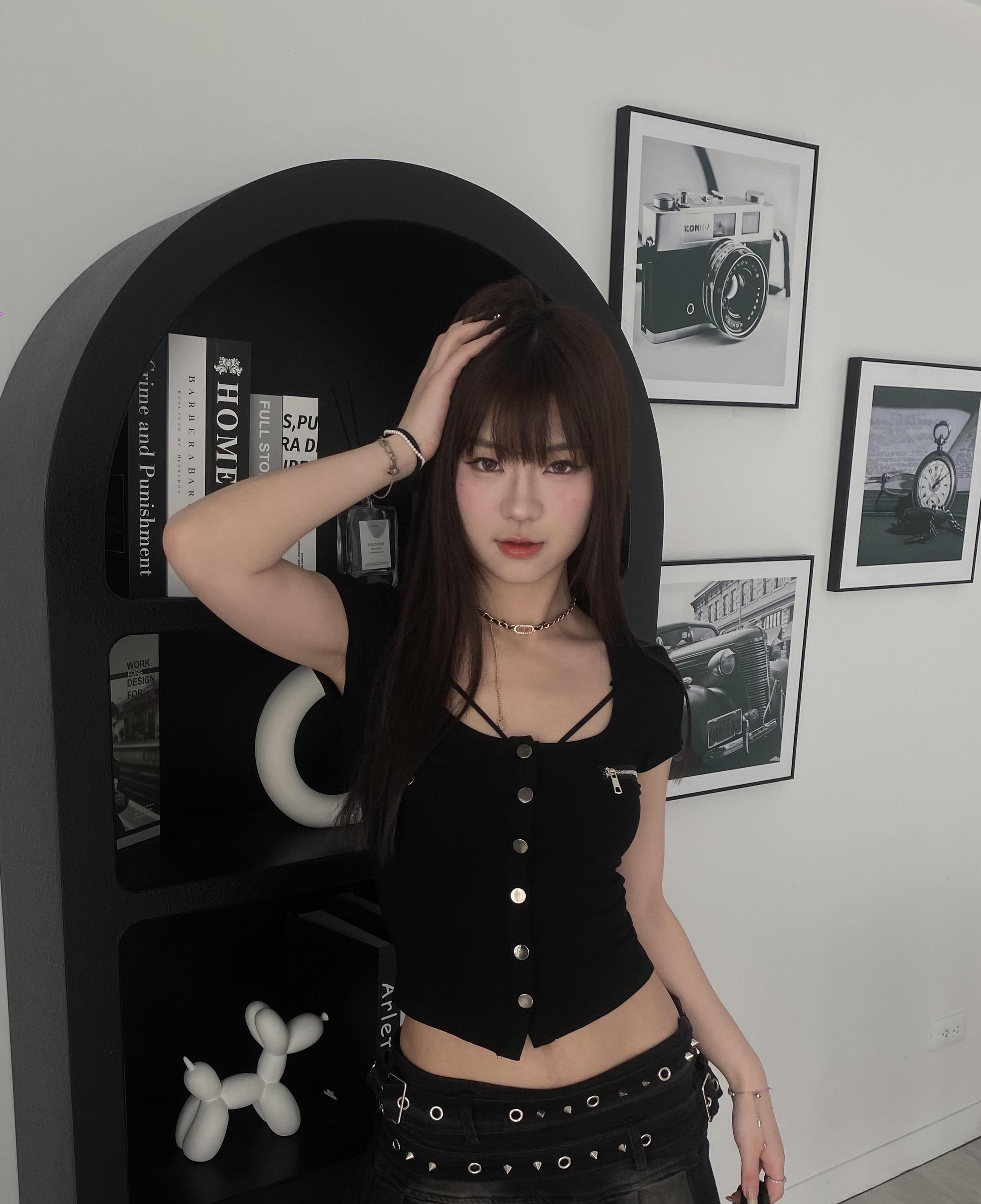 （套裝優惠價🖤）小眾辣妹上衣/卯丁腰帶短褲