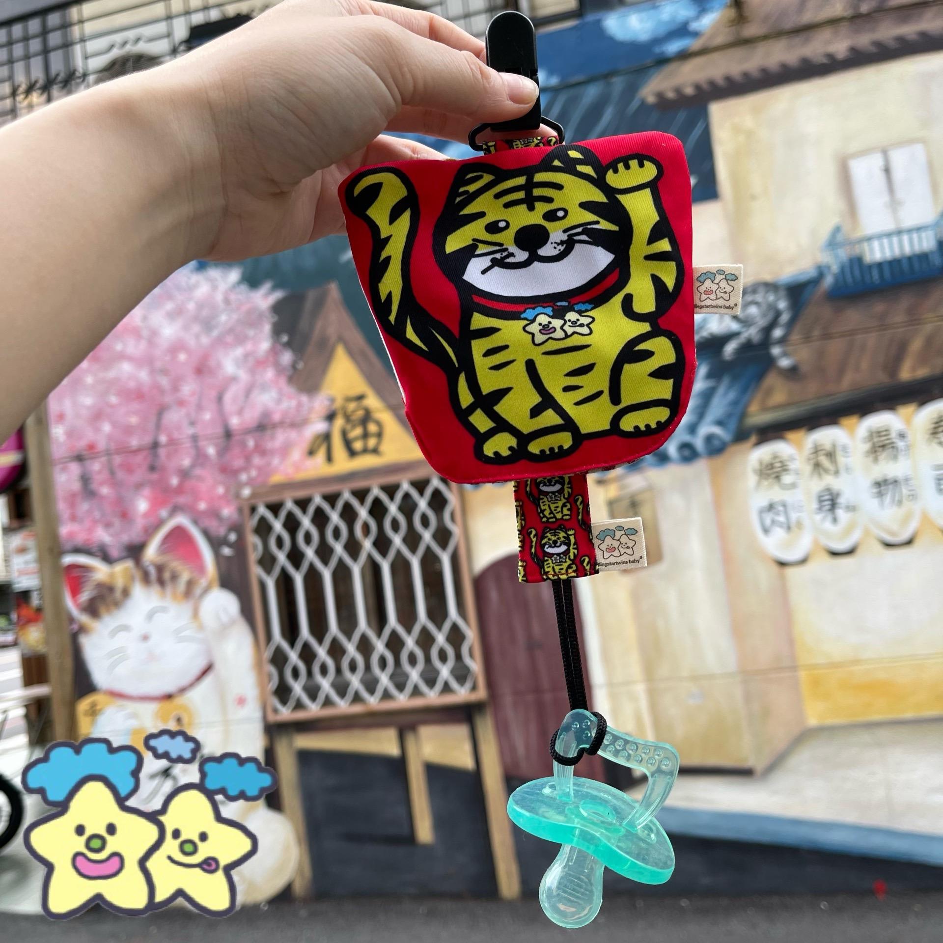 Blingstartwins®️🐯招財虎虎系列🐯（手作圍兜，手作平安符，手帕夾，奶嘴防塵罩組，胖胖浮誇奶嘴鍊）