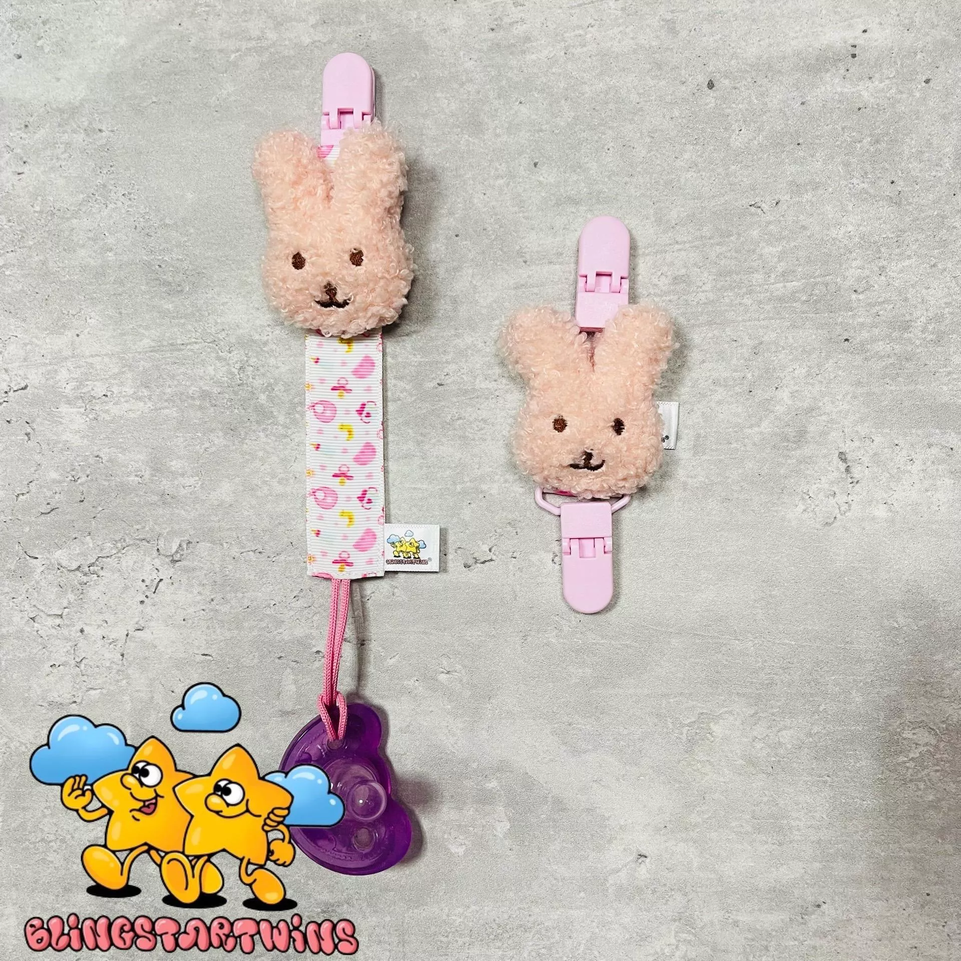 Blingstartwins®️粉兔兔系列奶嘴練vs萬用夾 Blingstartwins®️粉兔兔系列奶嘴練vs萬用夾