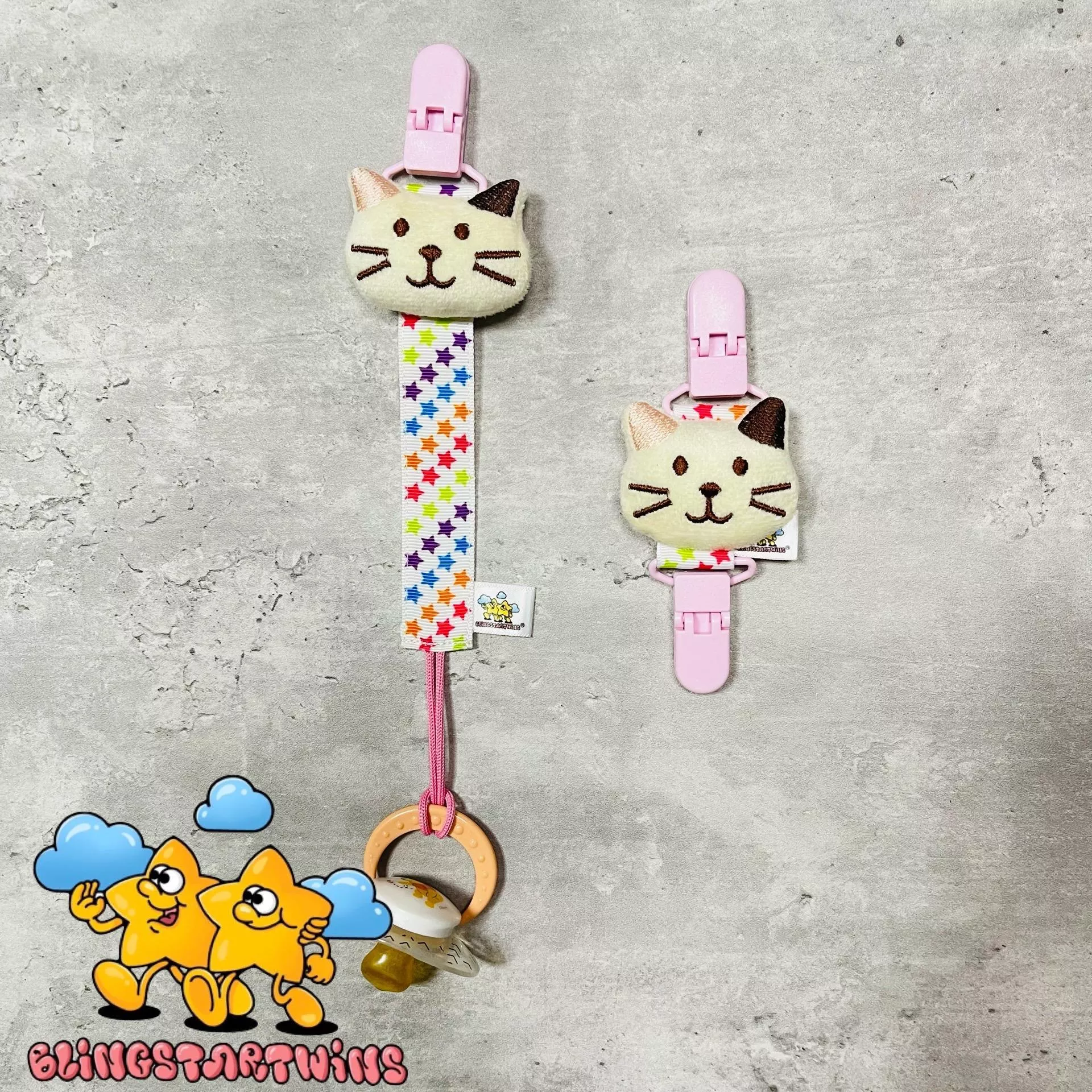 Blingstartwins®️奶油貓系列奶嘴練vs萬用夾 Blingstartwins®️奶油貓系列奶嘴練vs萬用夾