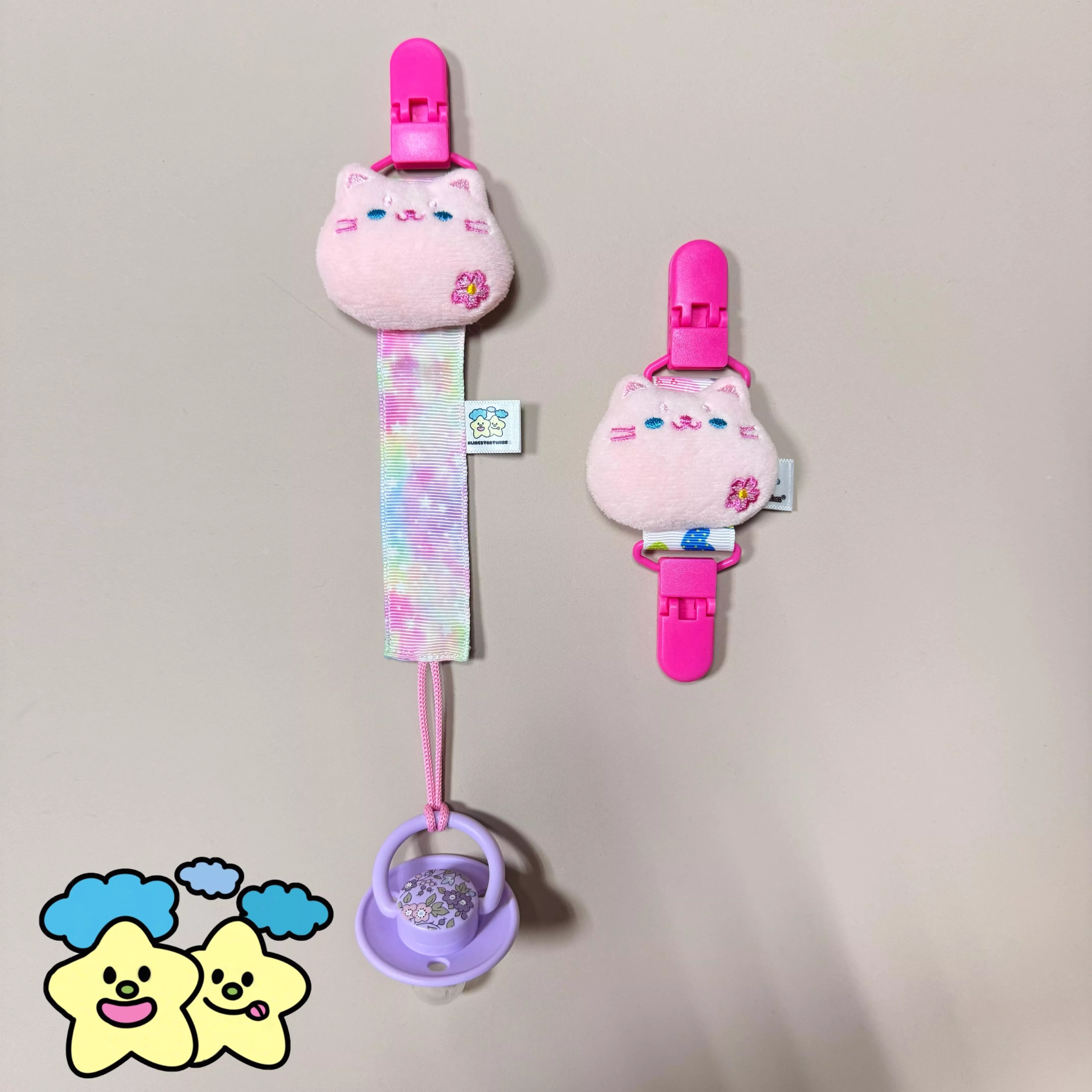 Blingstartwins®️草莓貓系列奶嘴練vs萬用夾 Blingstartwins®️草莓貓系列奶嘴練vs萬用夾