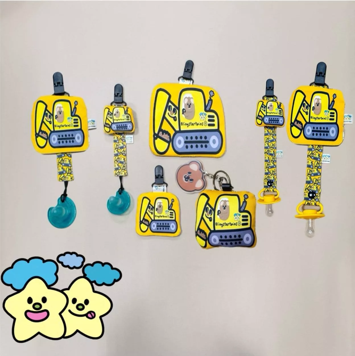 Blingstartwins®️挖土機系列(平安符袋 , 奶嘴防塵罩組 , 奶嘴鍊 , 手帕夾)