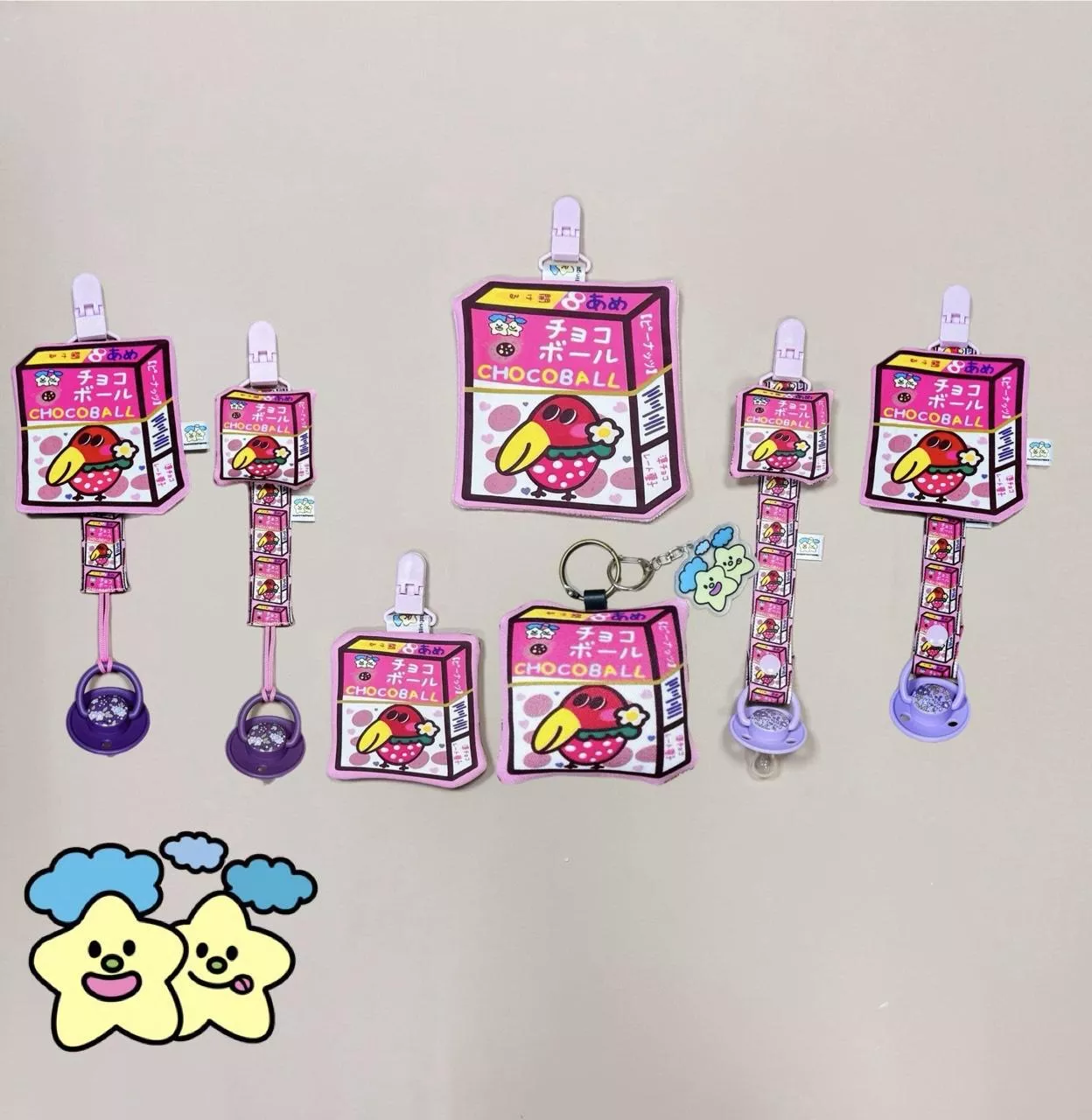 Blingstartwins®️大嘴鳥草莓球(平安符袋 , 奶嘴防塵罩組 , 奶嘴鍊 , 手帕夾)