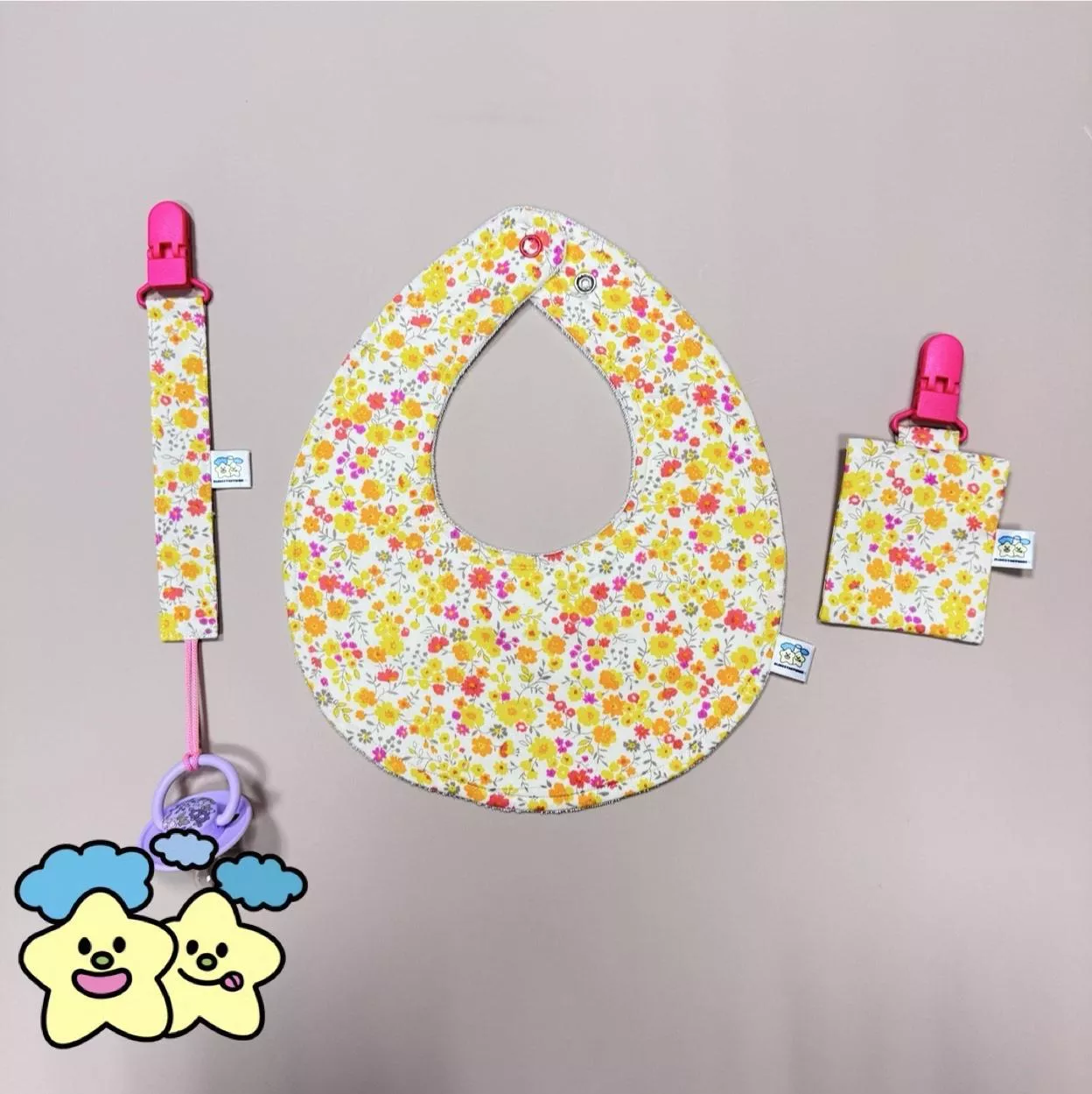 Blingstartwins®️桃紅碎花-手作圍兜 / 三件組 / 平安符袋