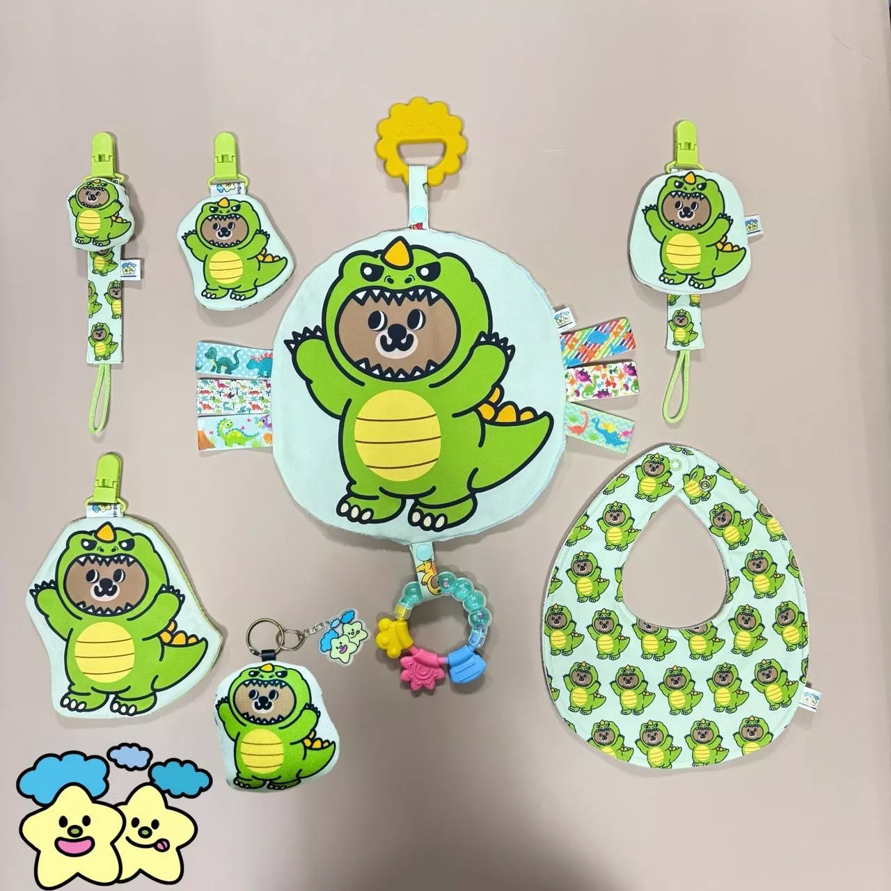 Blingstartwins®️暴龍熊熊系列(圍兜兜，奶嘴鏈，平安符袋，奶嘴罩，手帕夾)