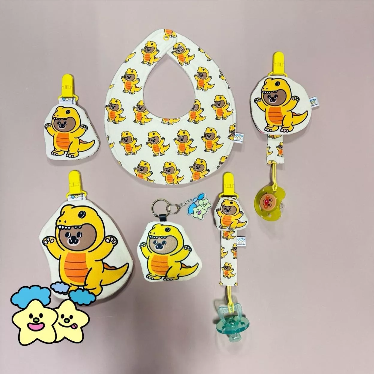 Blingstartwins®️迅猛龍熊熊系列(圍兜兜，奶嘴鏈，平安符袋，奶嘴罩，手帕夾)