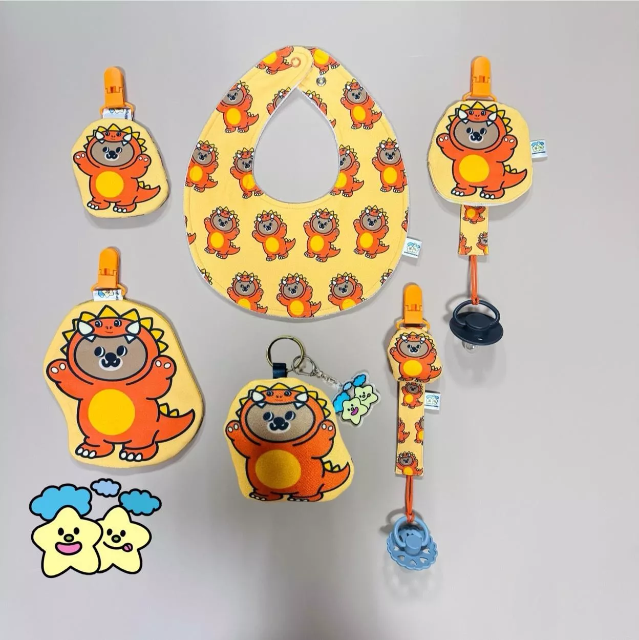 Blingstartwins®️劍龍熊熊系列(圍兜兜，奶嘴鏈，平安符袋，奶嘴罩，手帕夾)