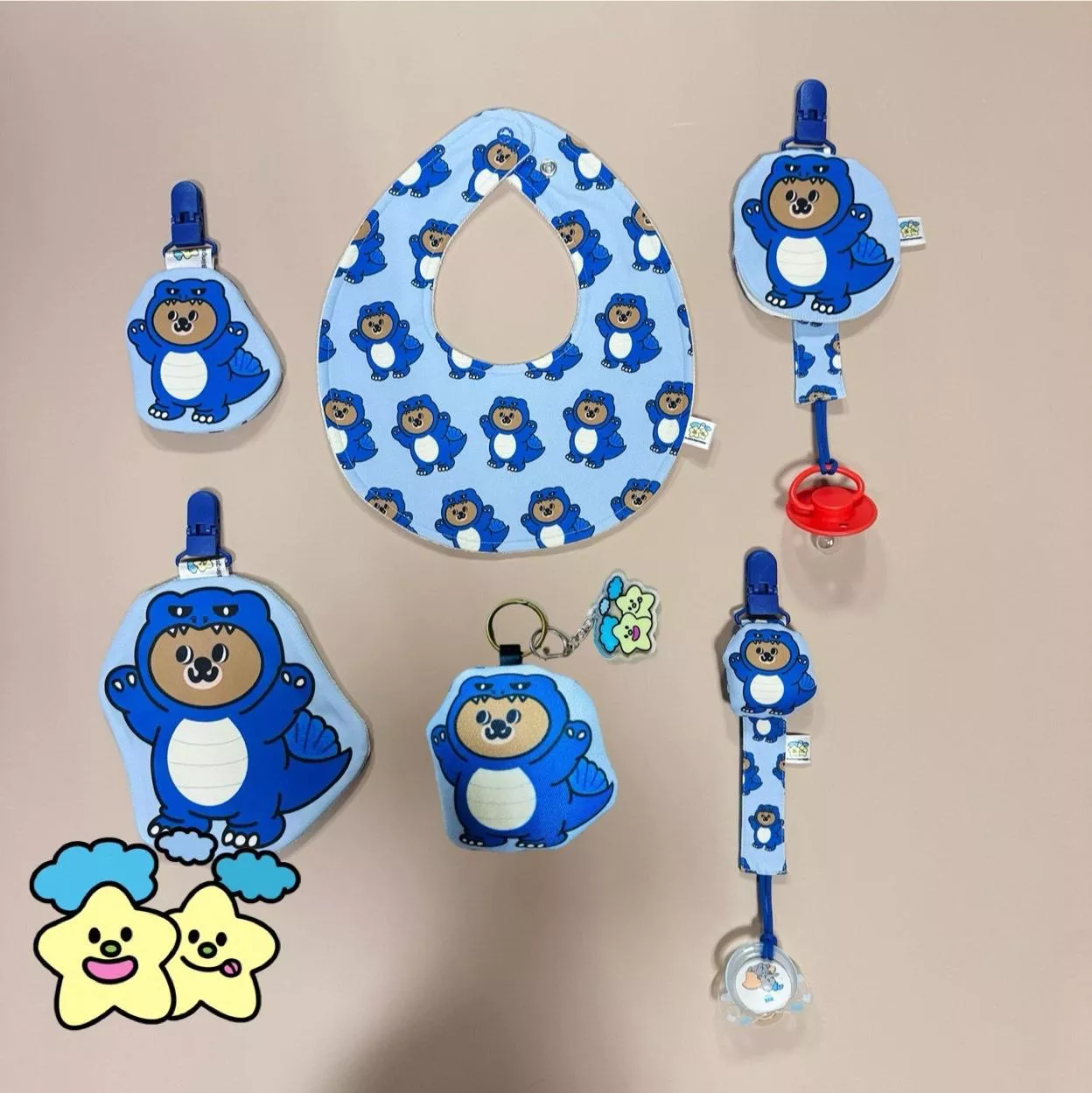 Blingstartwins®️棘龍熊熊系列(圍兜兜，奶嘴鏈，平安符袋，奶嘴罩，手帕夾)
