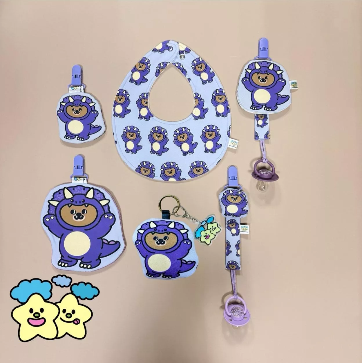 Blingstartwins®️三角龍熊熊系列(圍兜兜，奶嘴鏈，平安符袋，奶嘴罩，手帕夾)