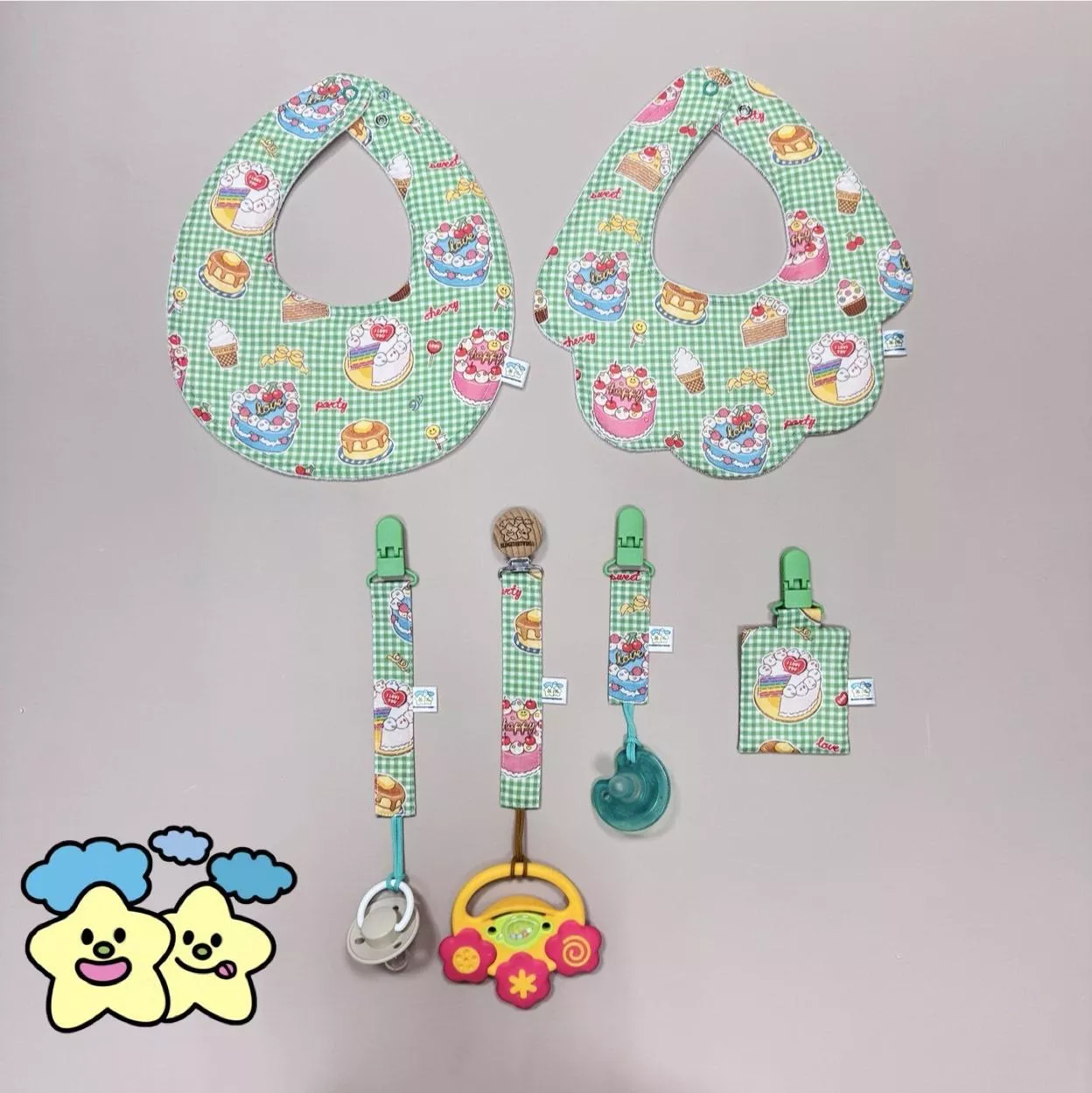 Blingstartwins®️ 綠格七彩小蛋糕-手作圍兜 / 三件組 / 平安符袋
