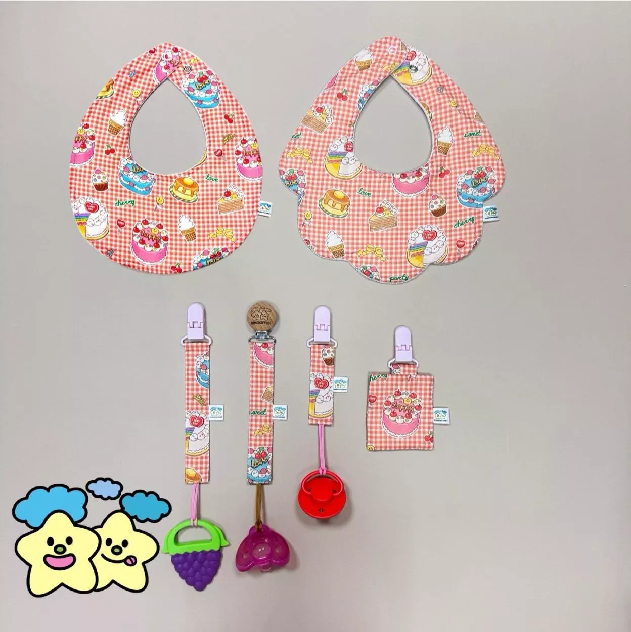 Blingstartwins®️ 紅格七彩小蛋糕-手作圍兜 / 三件組 / 平安符袋 / 奶嘴鍊