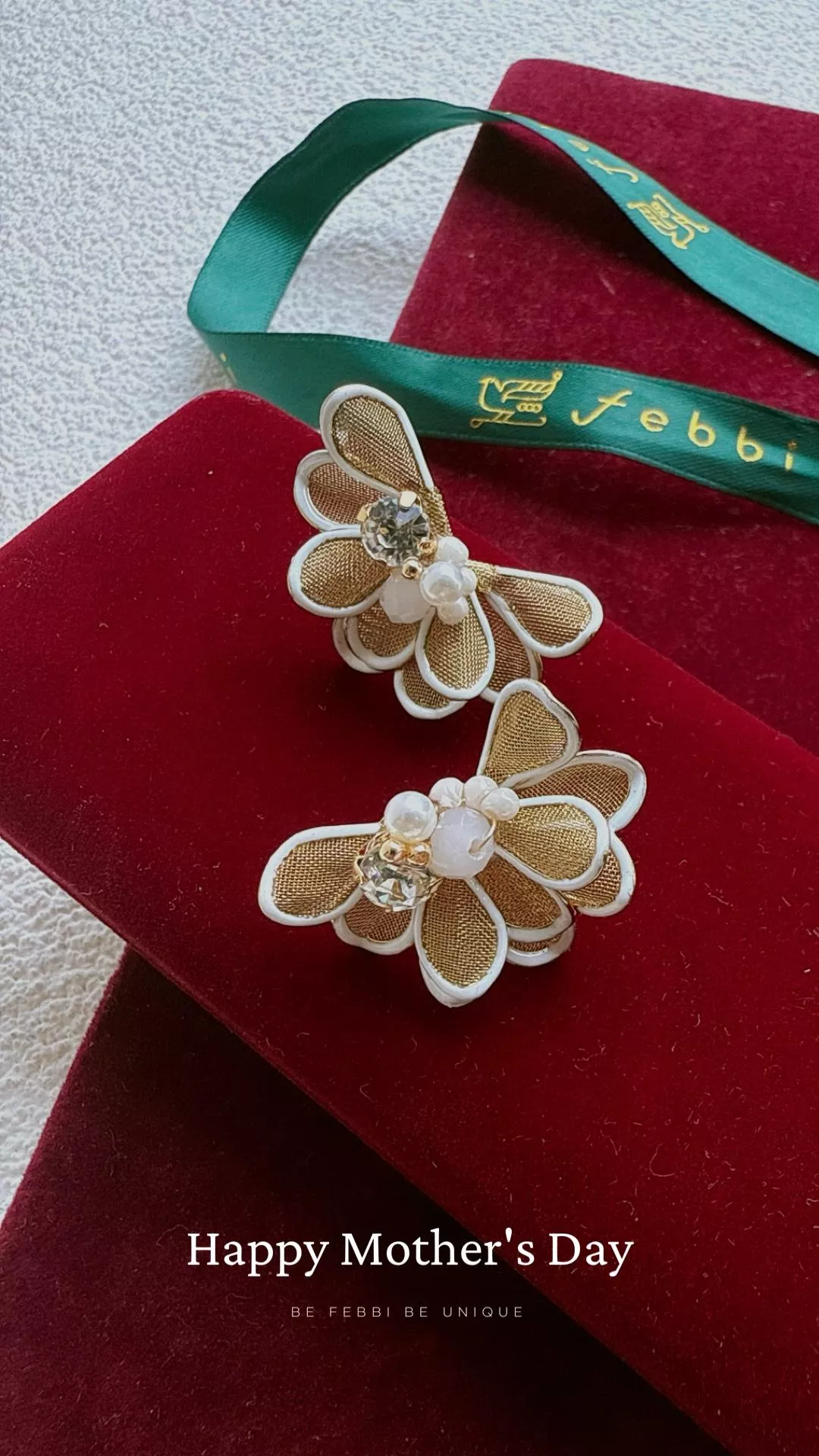 隱藏版 鋯石雪白琺瑯天鵝 貼耳耳環