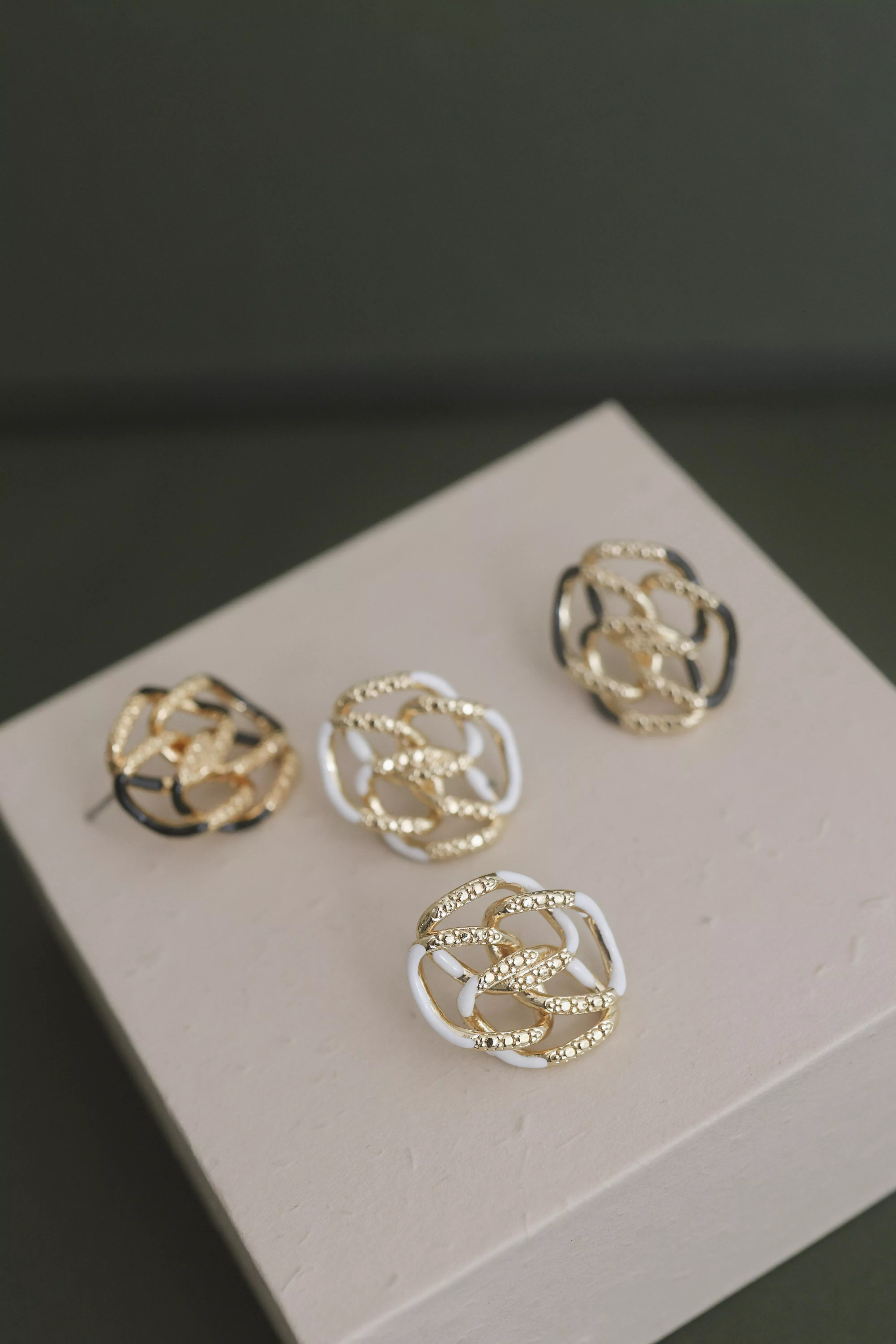 B款  簡約 黑白兩色 玫瑰花耳環