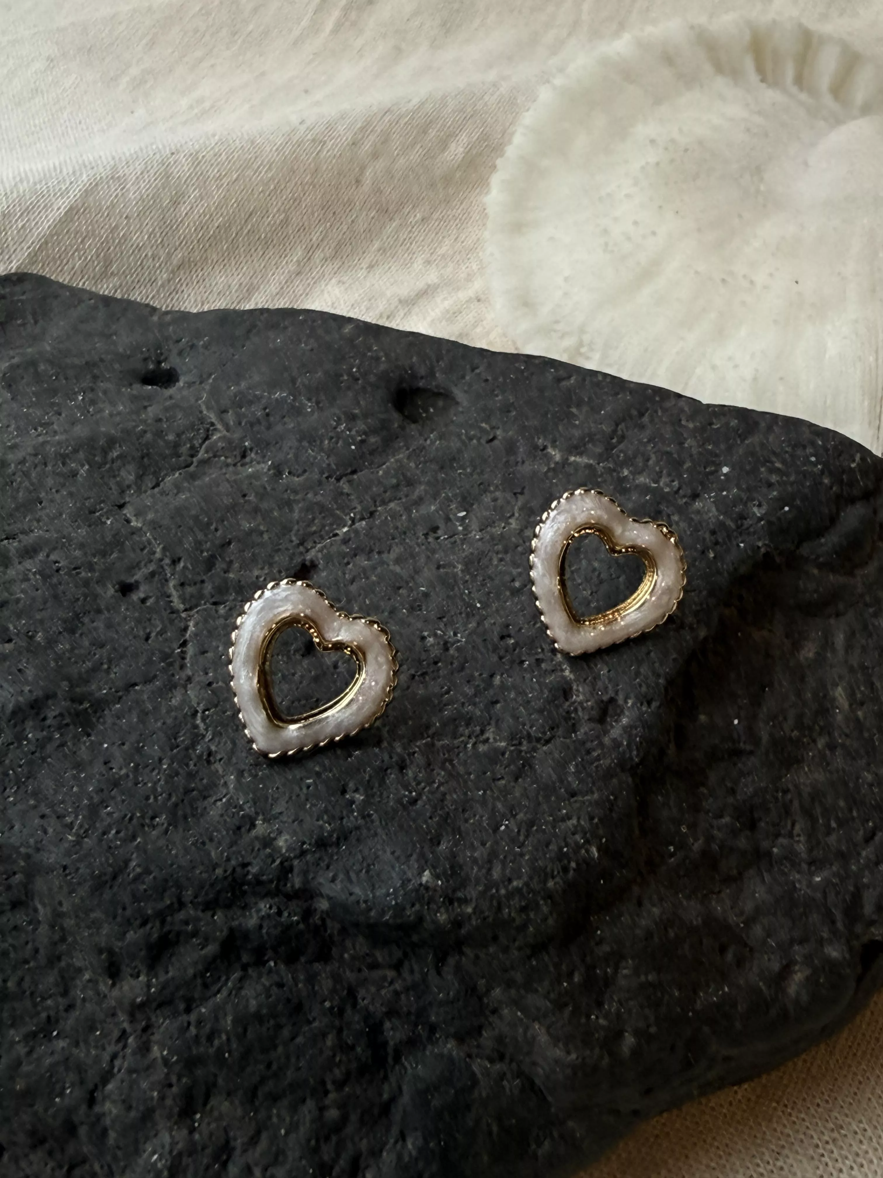 B款 琺瑯珍珠白 愛心小耳環