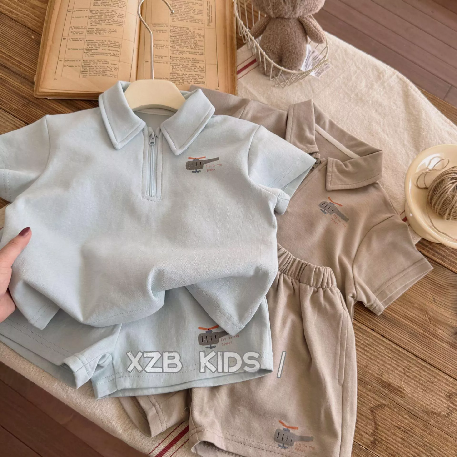 韓版預購 韓版男童 直升機拉鍊POLO上衣+短褲 套裝（80～140）