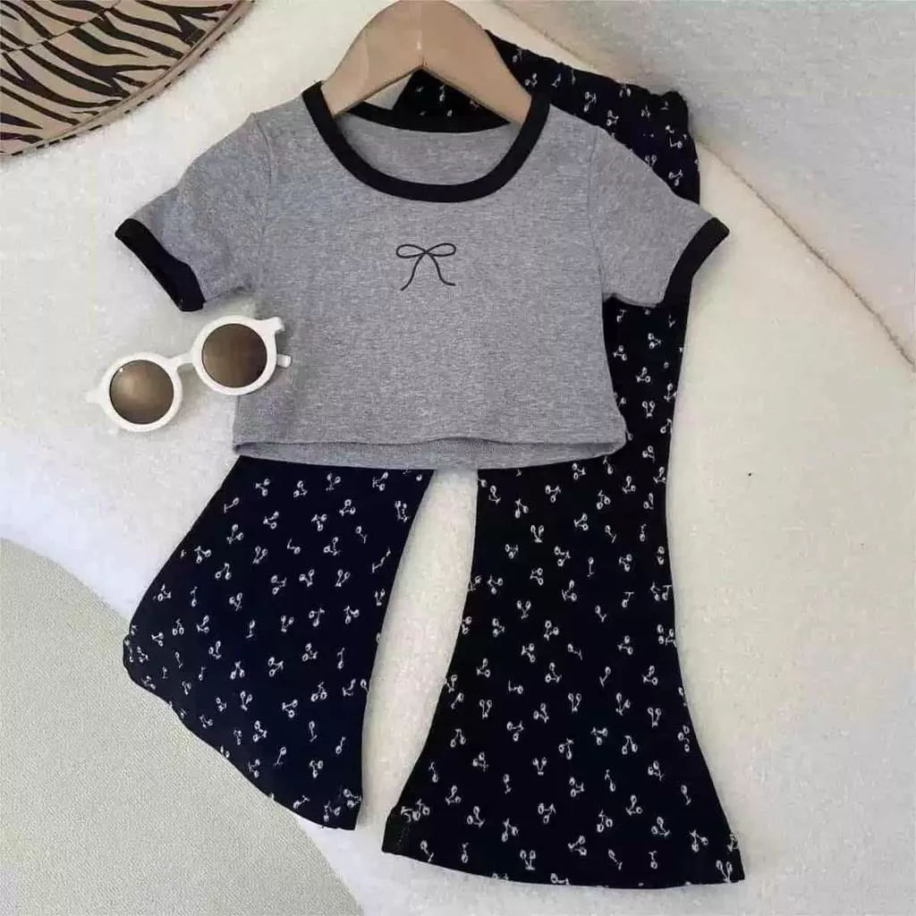 北屯實體店❤現貨 蝴蝶結滾邊上衣+滿版喇叭褲 套裝✩米米童著-E0516