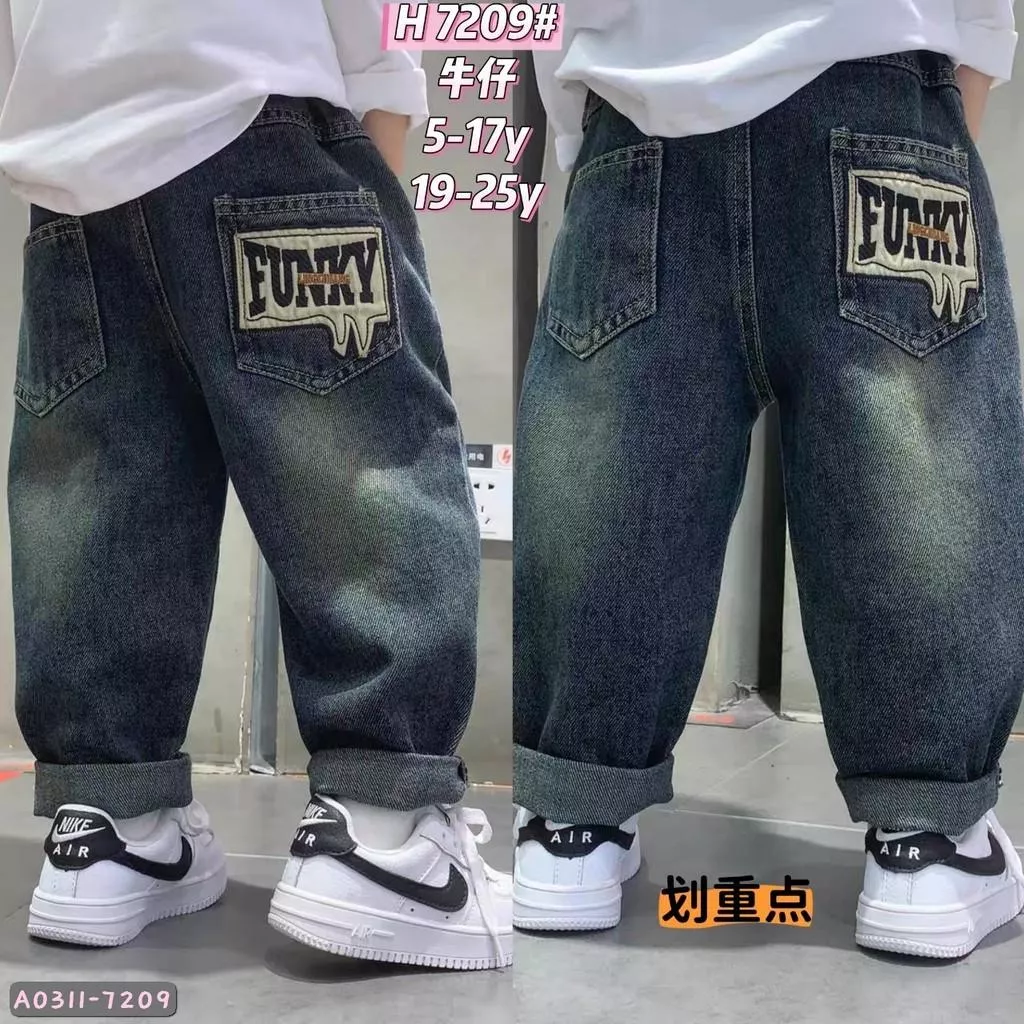 北屯實體店❤現貨 後口袋造型布標牛仔長褲 (無刷白✩米米童著-A0311