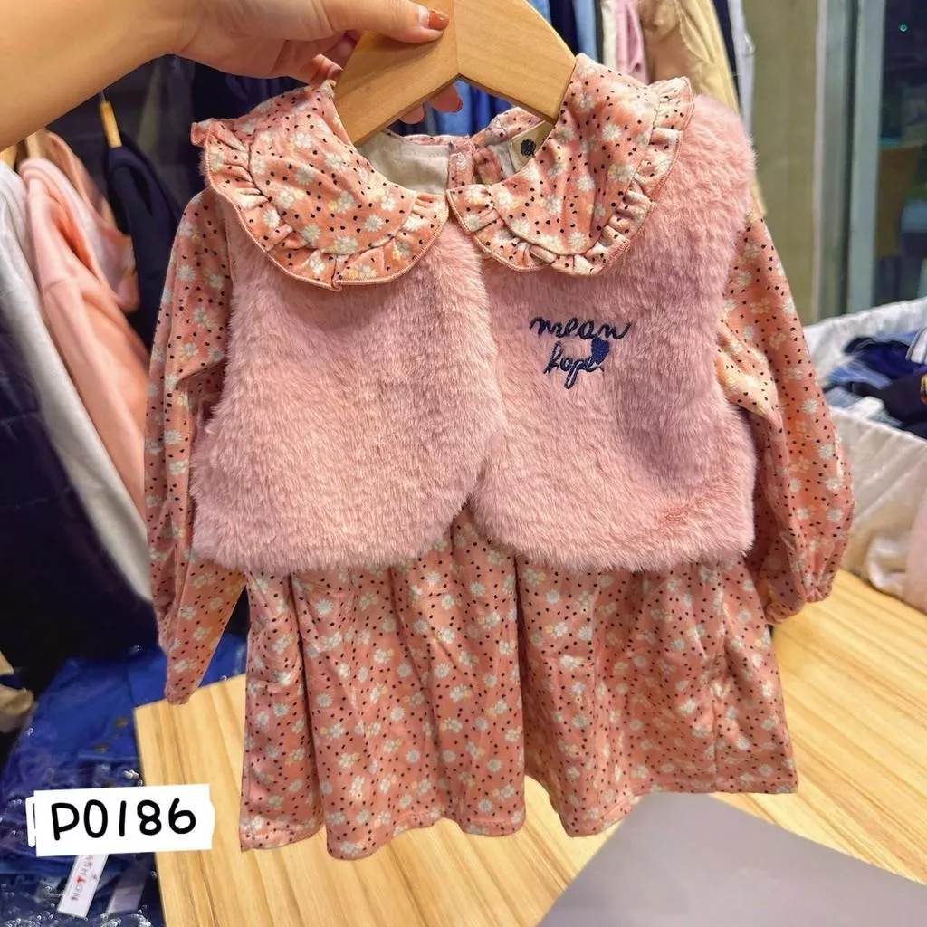 北屯實體店❤現貨 寶寶款 氣質花瓣領長袖洋裝+毛毛背心 套裝 (版型偏小✩米米童著-P0186