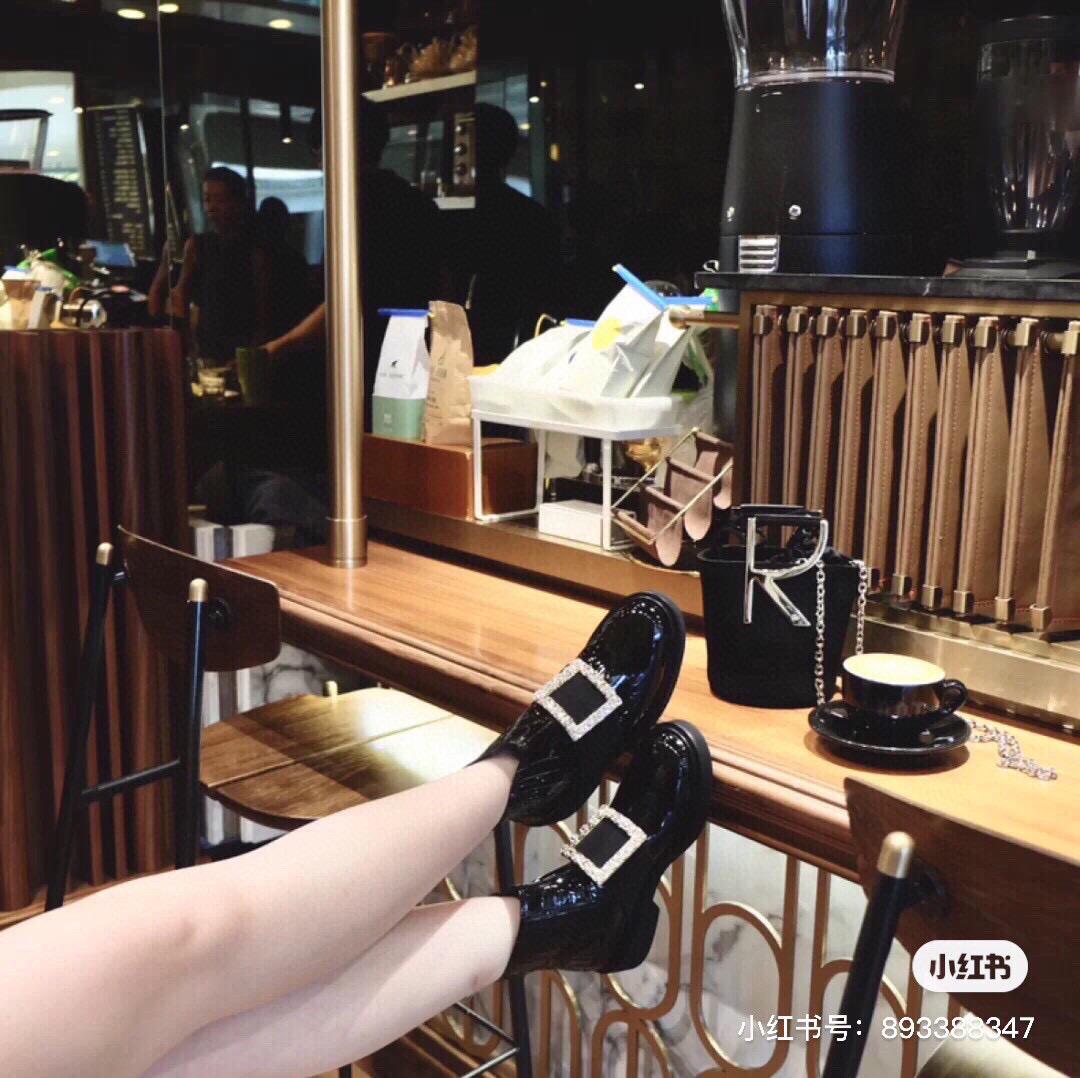 Roger vivier 經典鑽釦 釦切爾西短靴