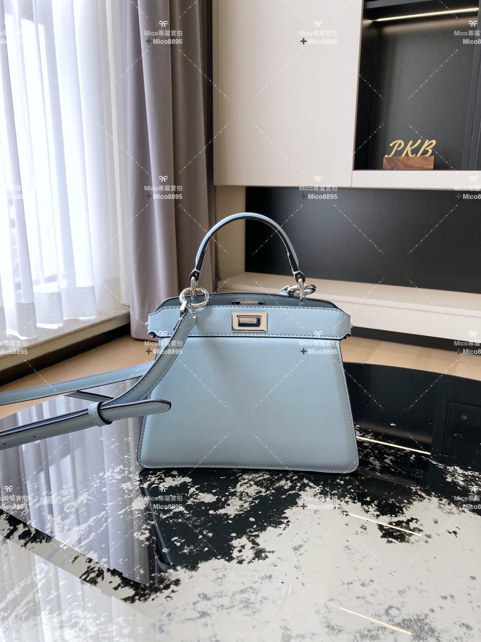 Fendi 淡藍色 𝐩𝐞𝐞𝐤𝐚𝐛𝐨𝐨 𝐢𝐬𝐞𝐞𝐮小貓包 納帕羊皮 20cm