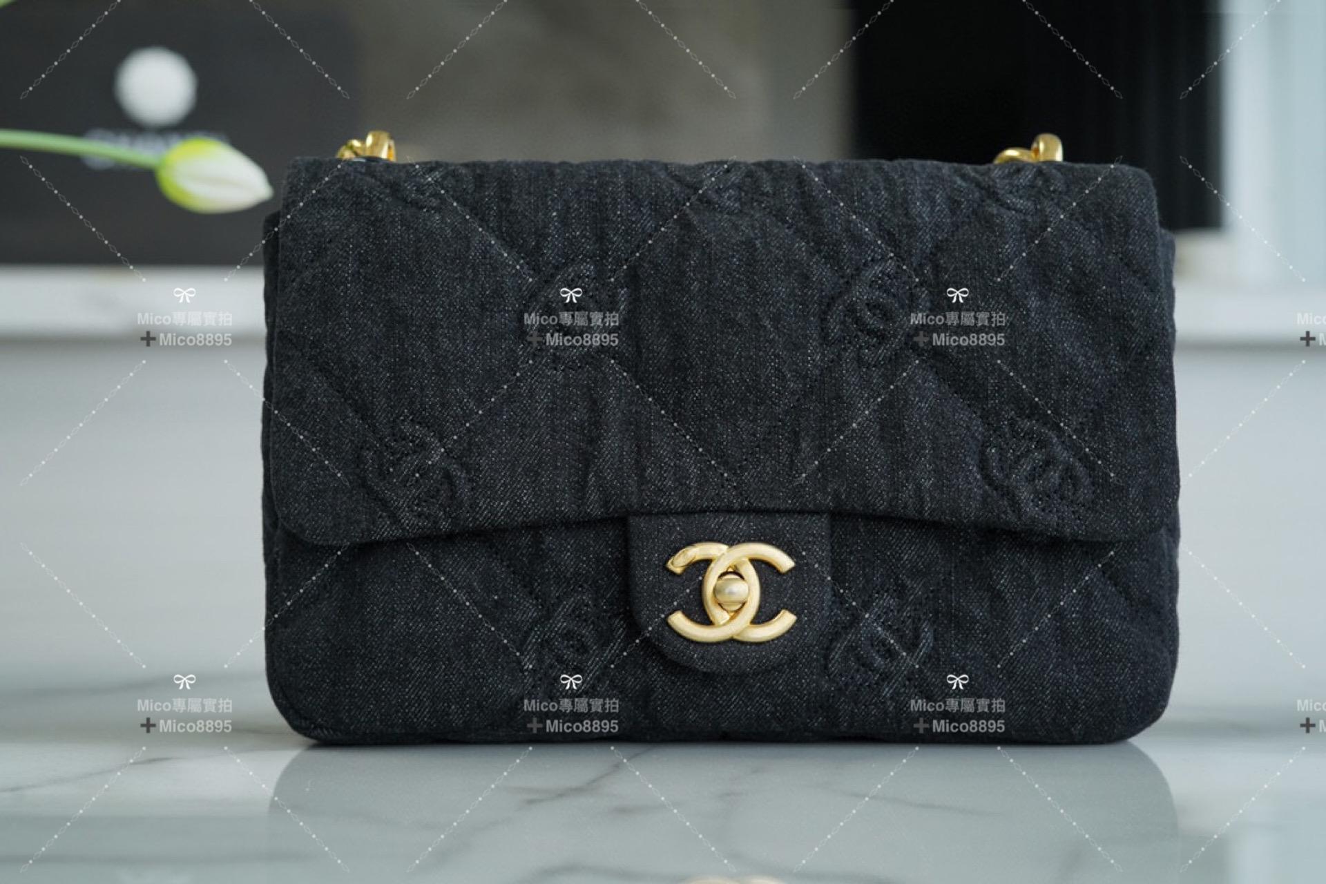 CHANEL 23S 牛仔/丹寧 浮雕字母 粗鏈條腋下包 單肩包 24cm